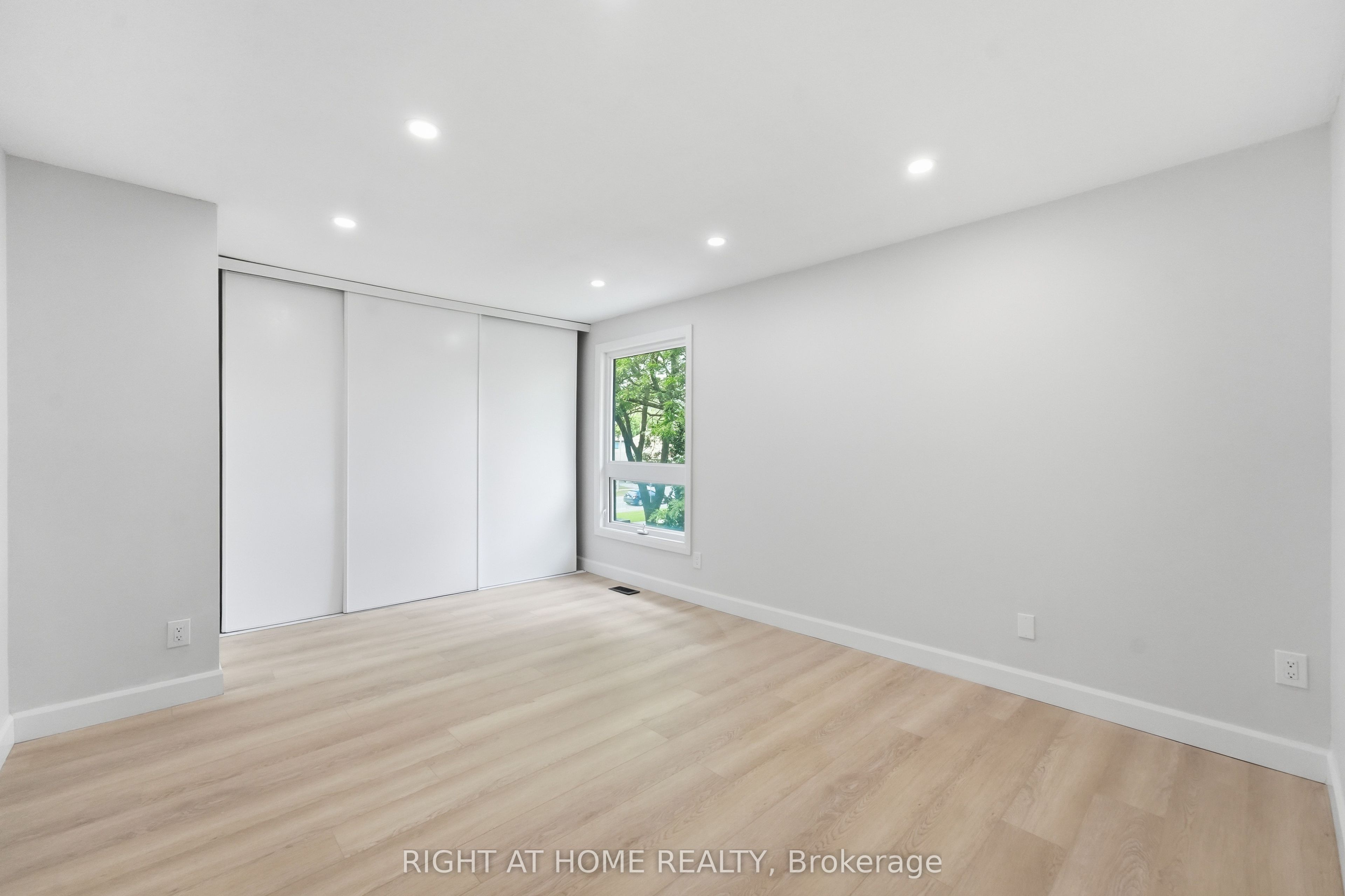 7874 Jeanne D'arc Boulevard 3 Property Photo 9