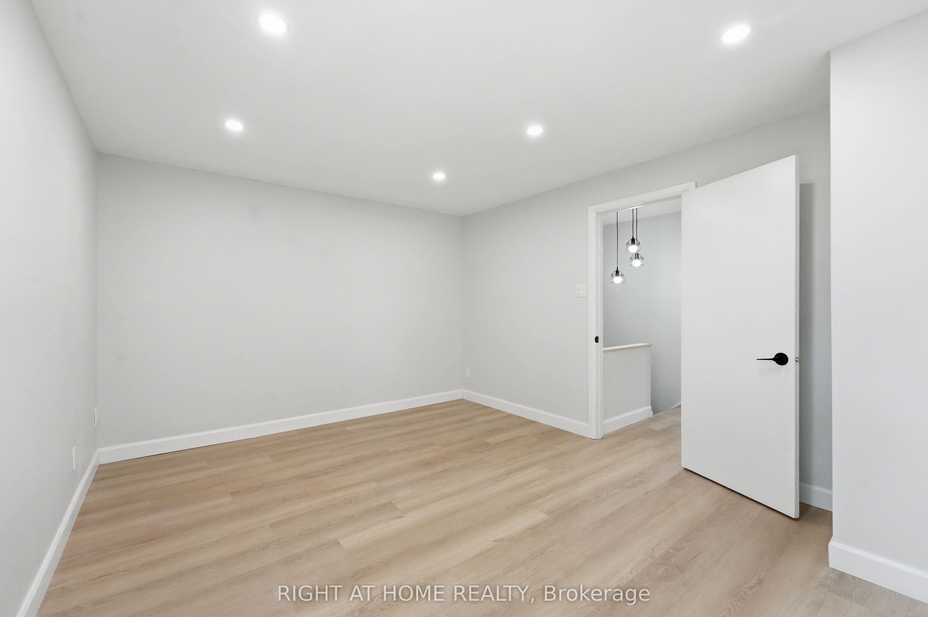 7874 Jeanne D'arc Boulevard 3 Property Photo 10