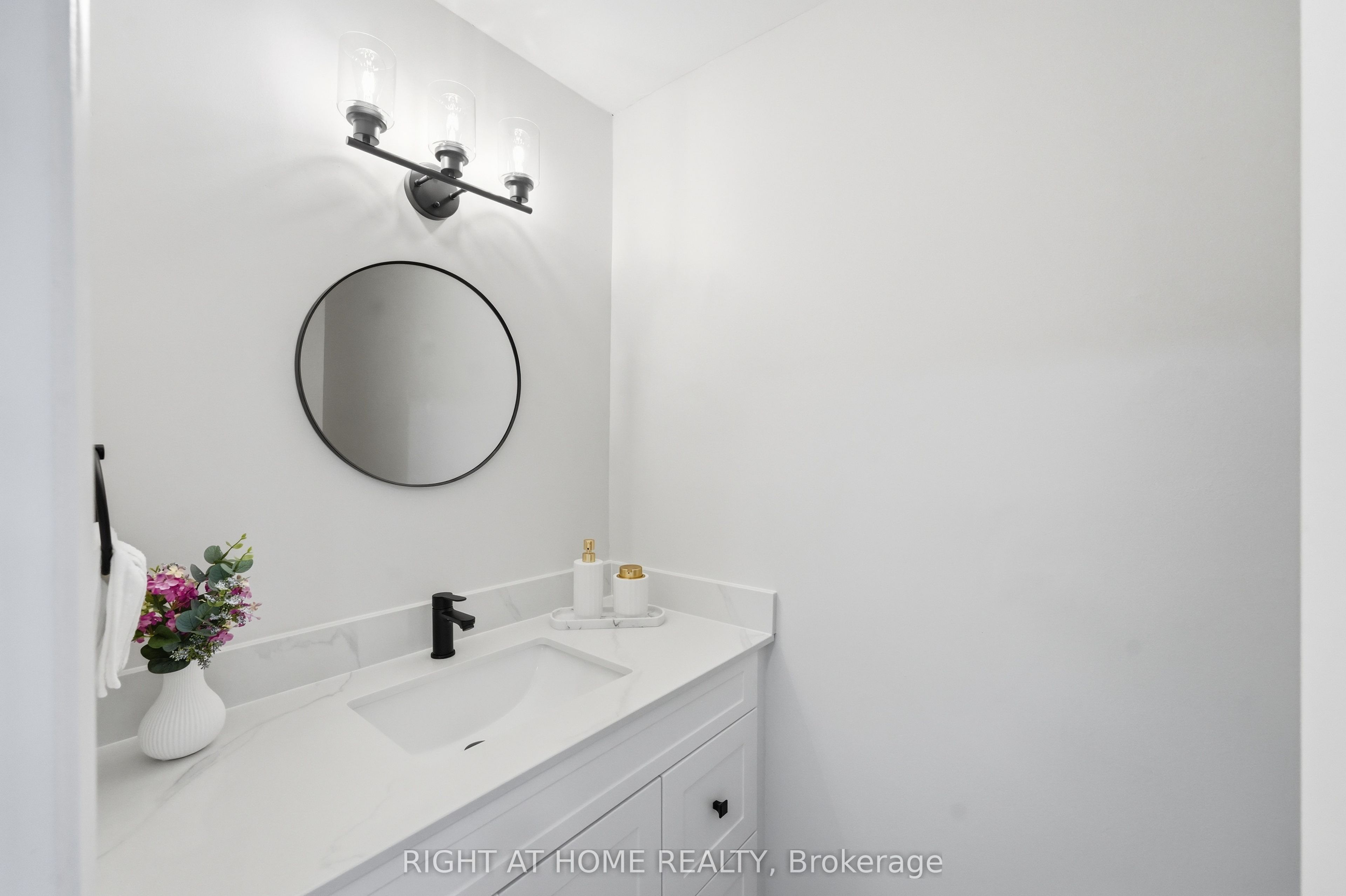 7874 Jeanne D'arc Boulevard 3 Property Photo 11