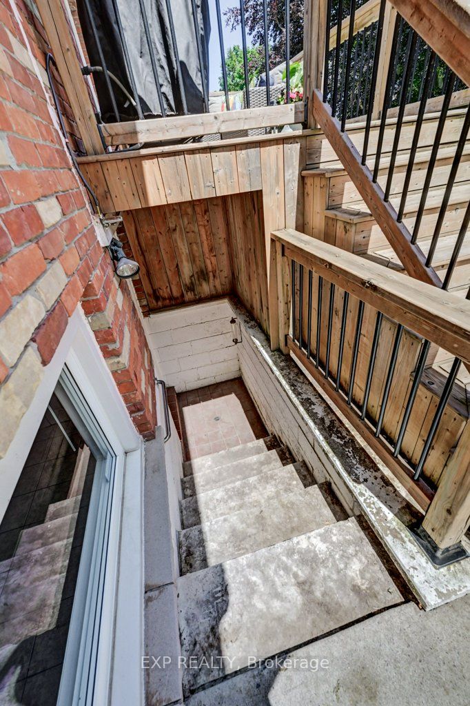 194 Dundas Street E Property Photo 33