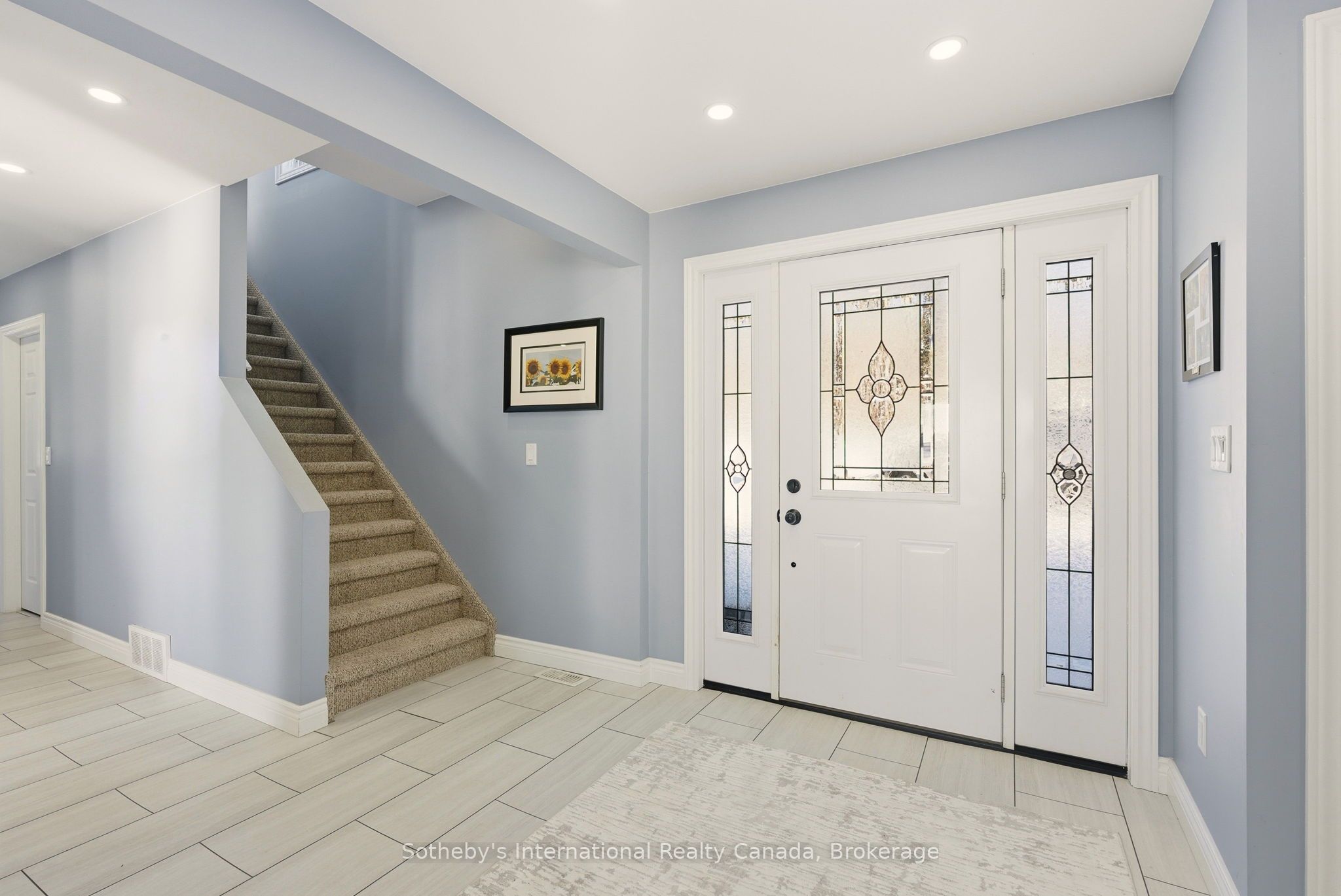 126 Chapman Drive S Property Photo 6