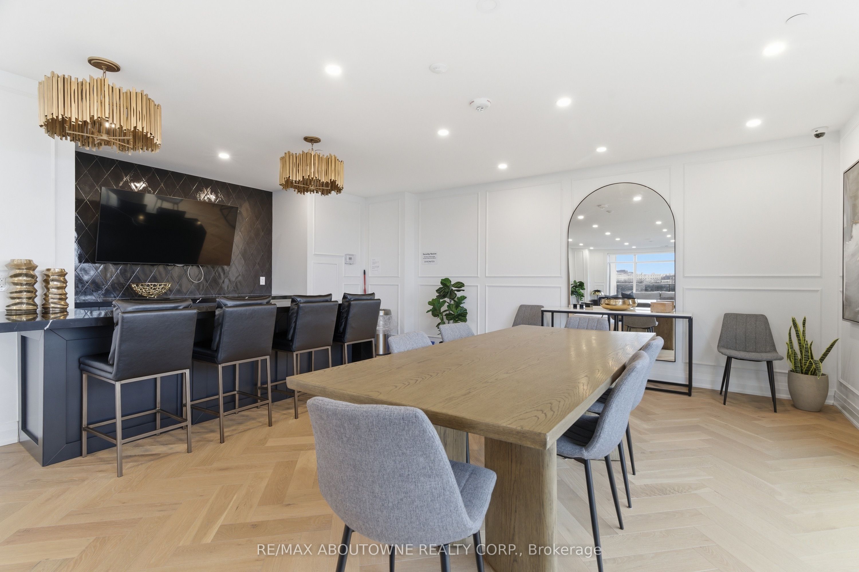 71 Wyndham Street S 506 Property Photo 32