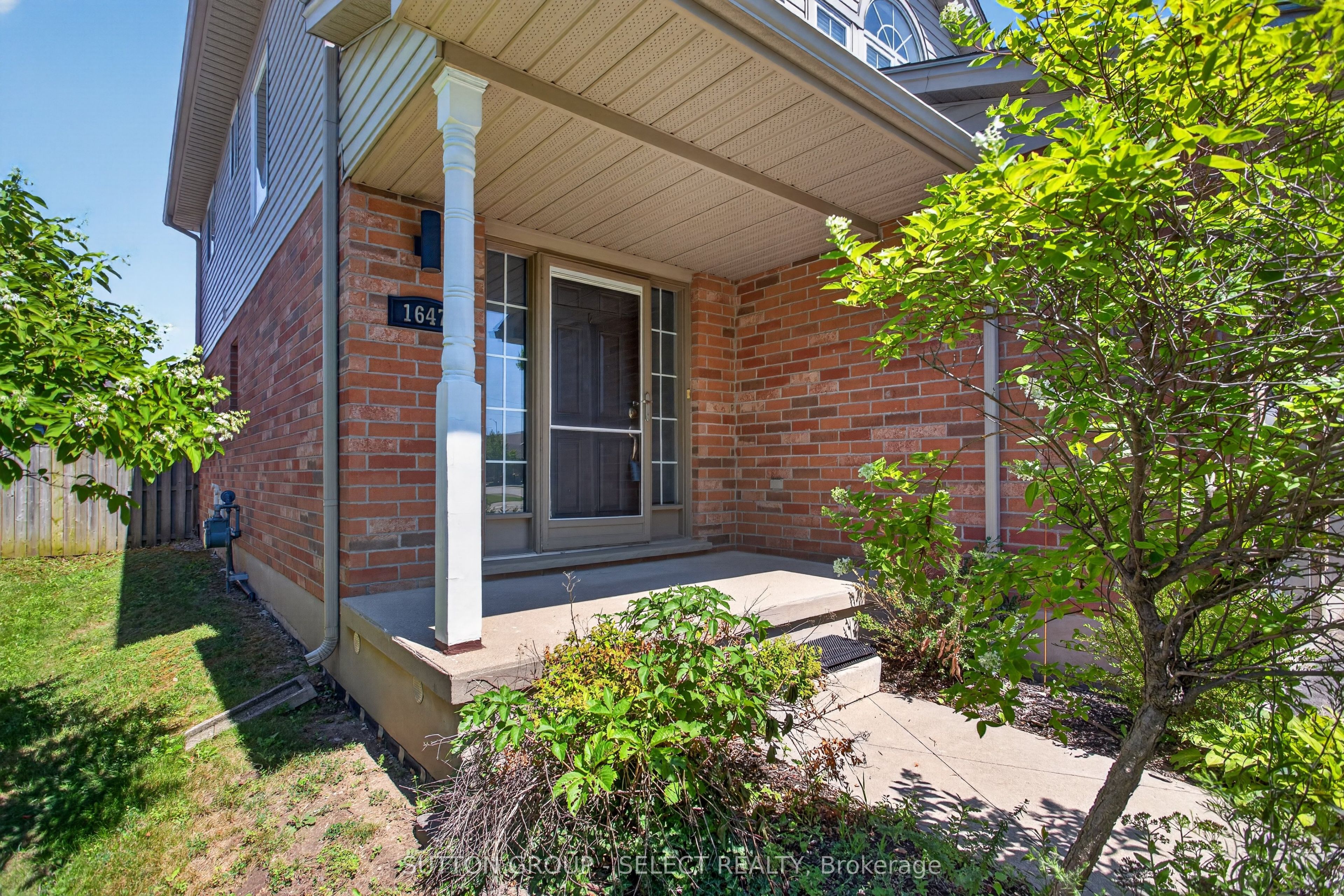 1647 Bayswater Crescent Property Photo 2