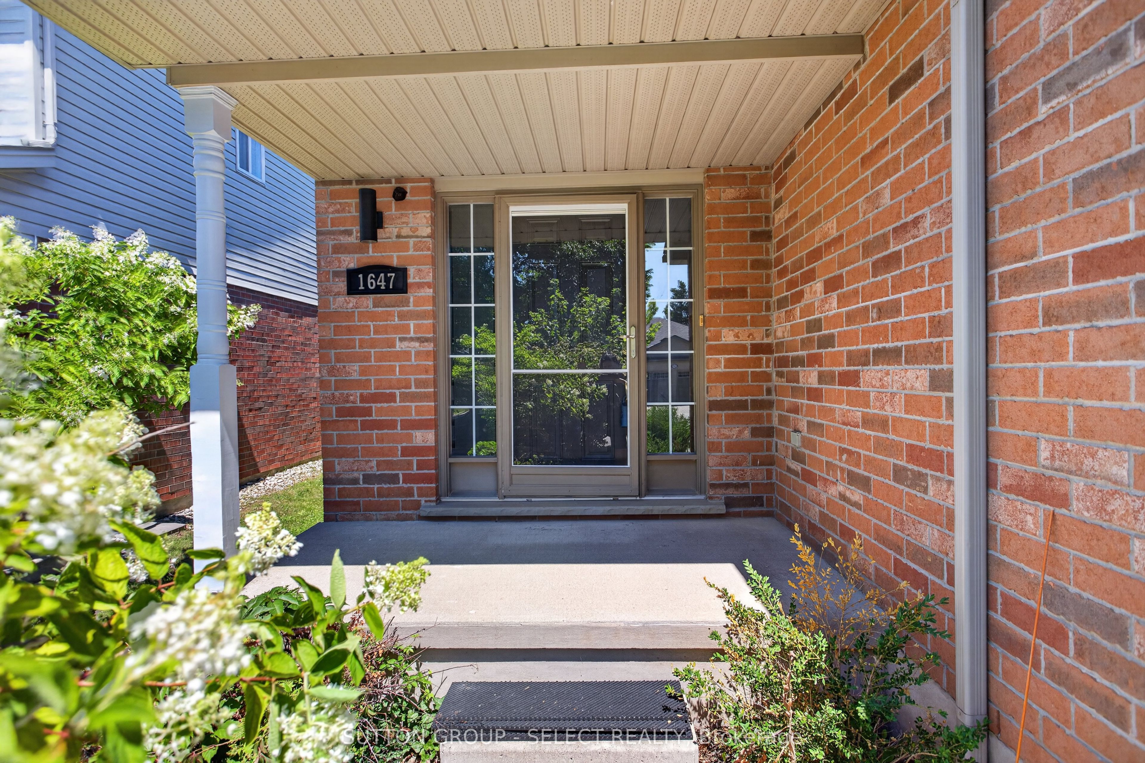 1647 Bayswater Crescent Property Photo 3