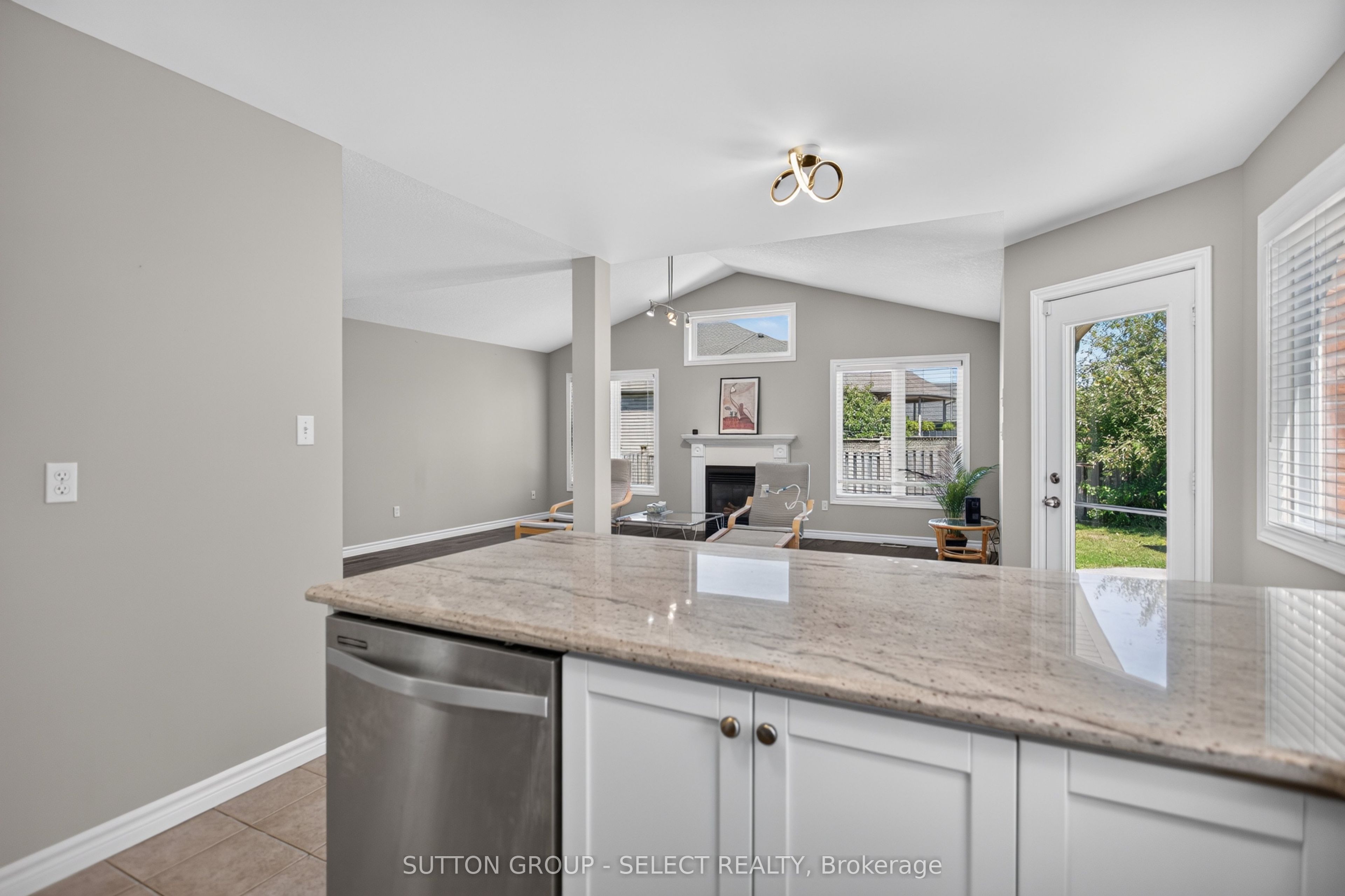 1647 Bayswater Crescent Property Photo 10