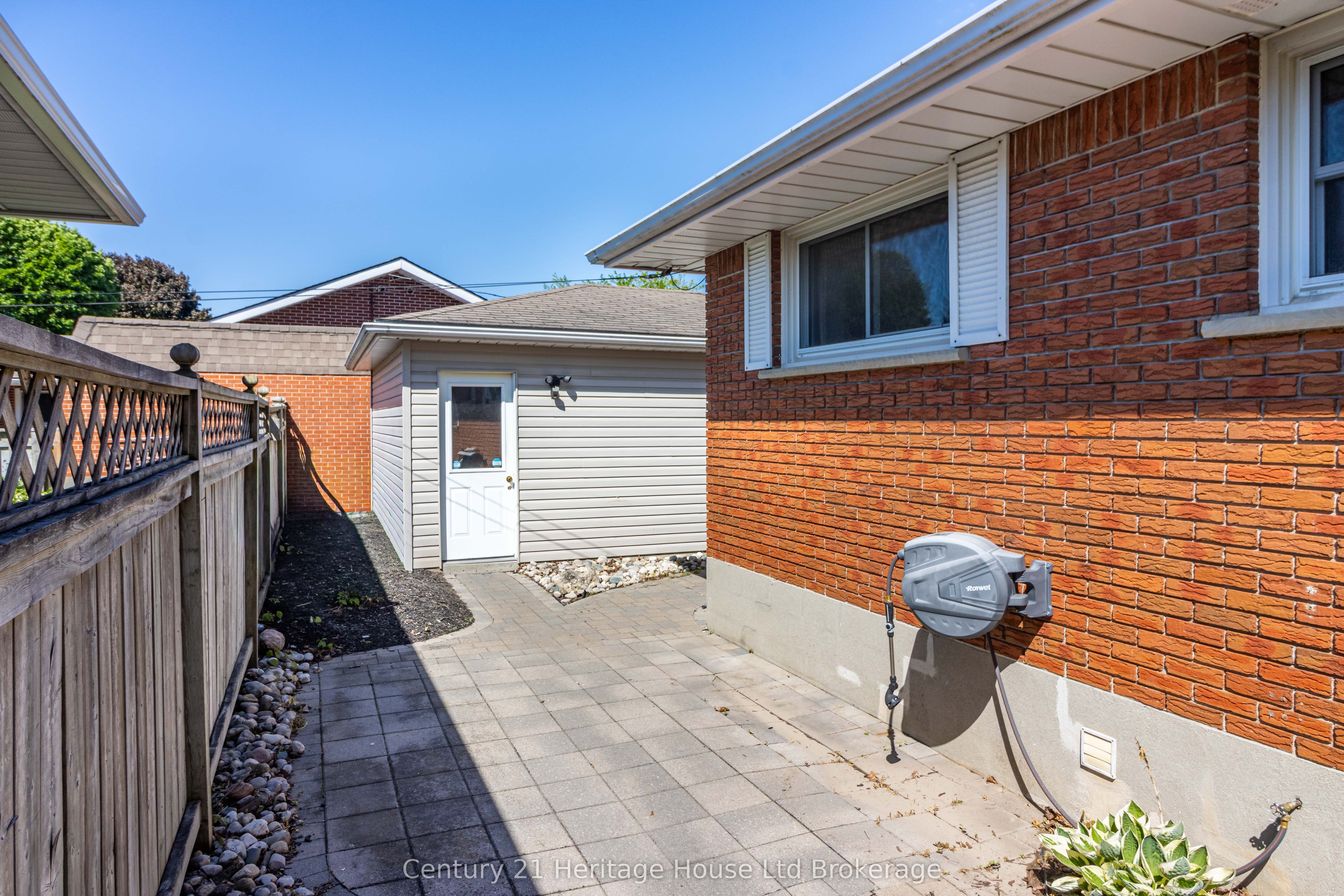 153 Springbank Avenue N Property Photo 8