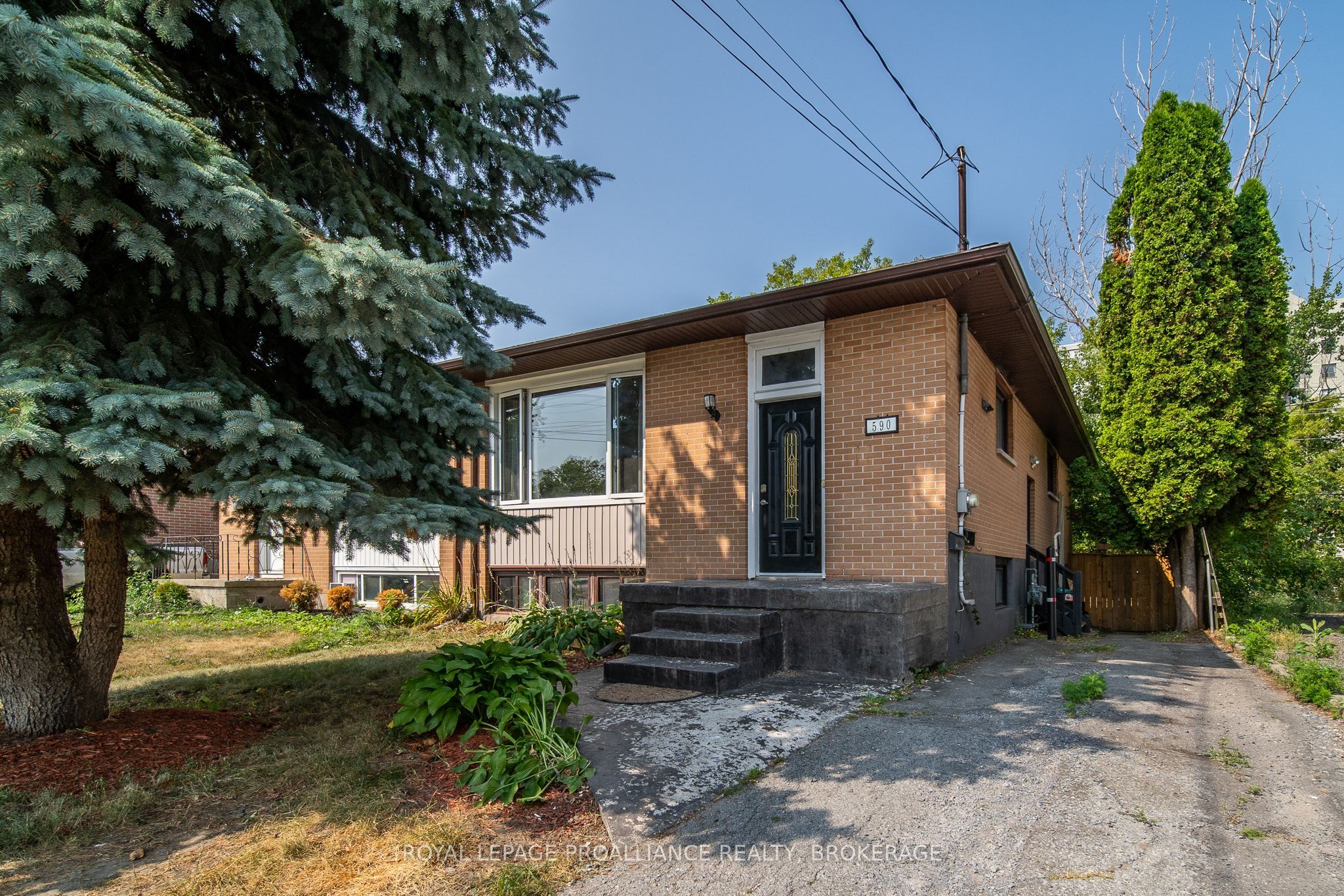 590 Macdonnell Street Property Photo 1