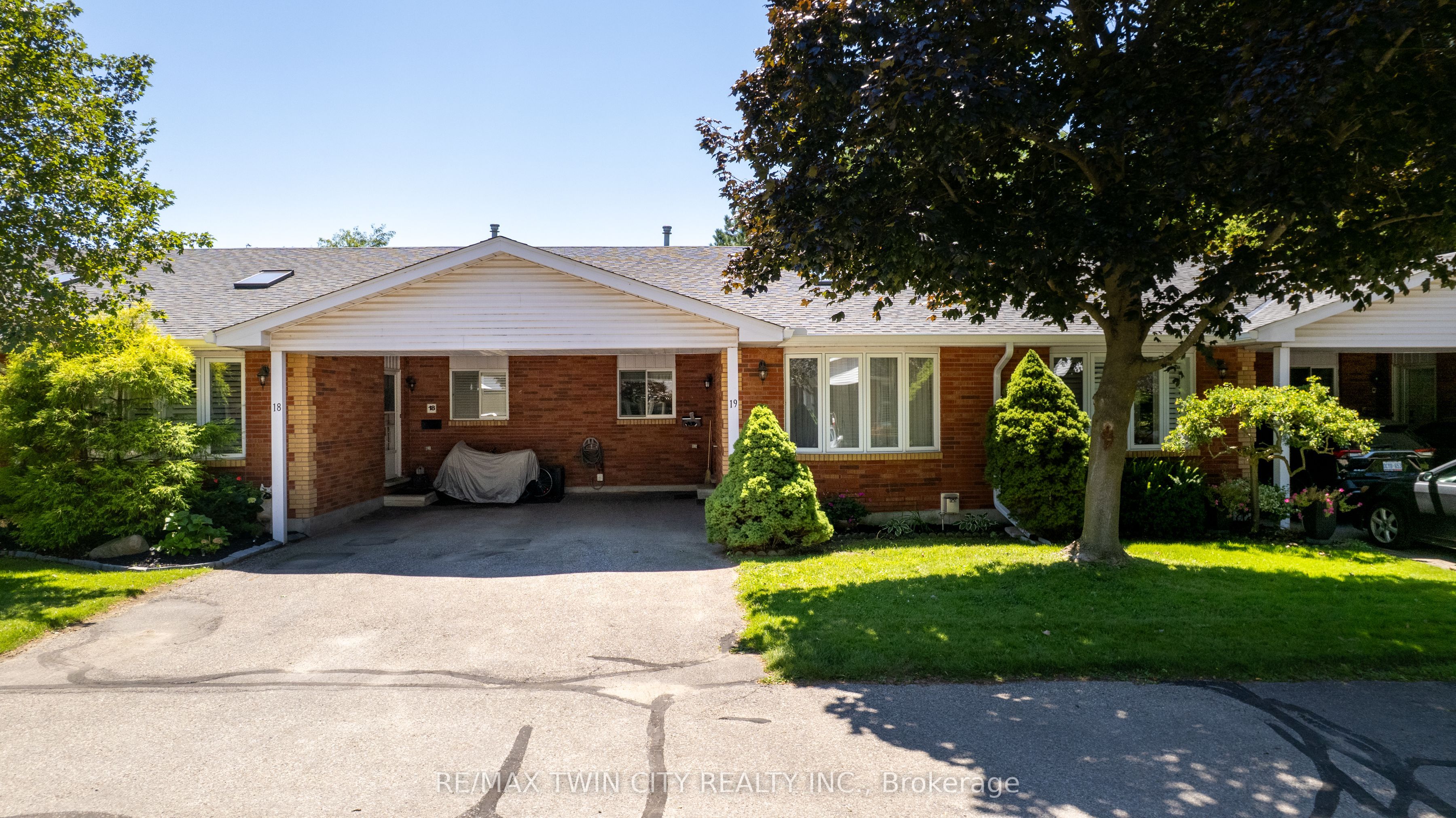 1030 Colborne Street E Property Photo 1