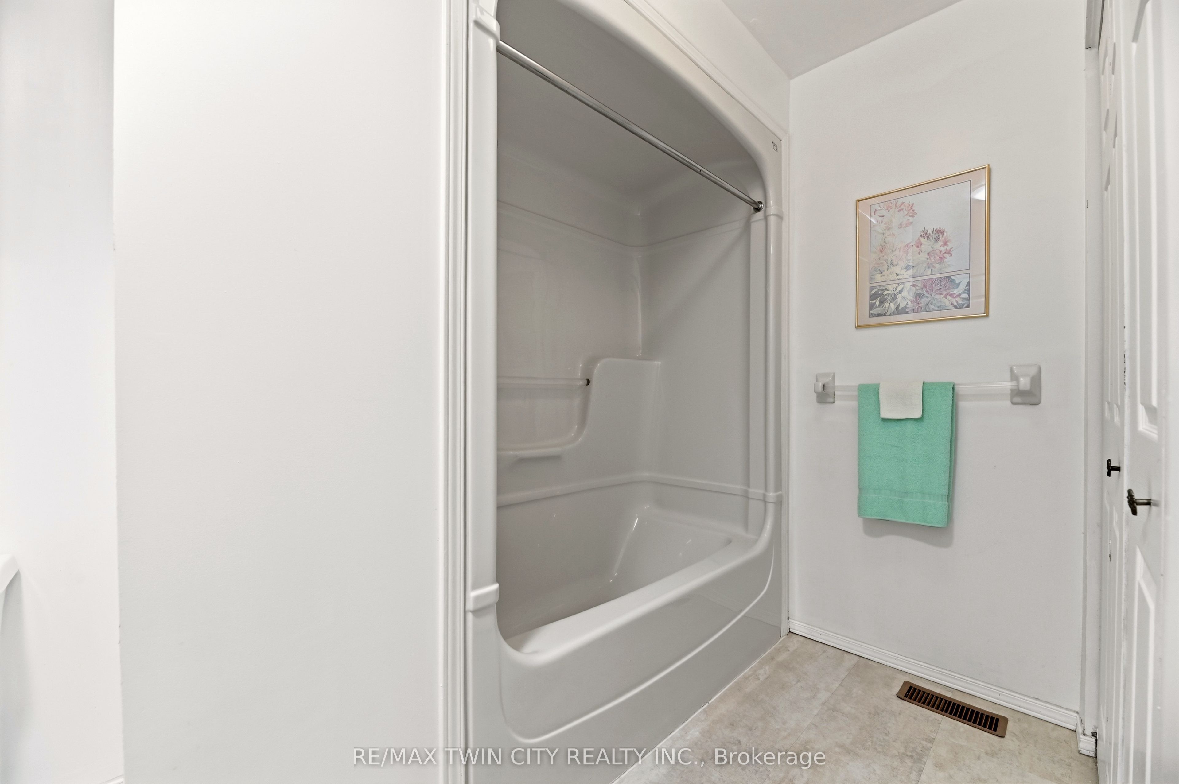 1030 Colborne Street E Property Photo 9