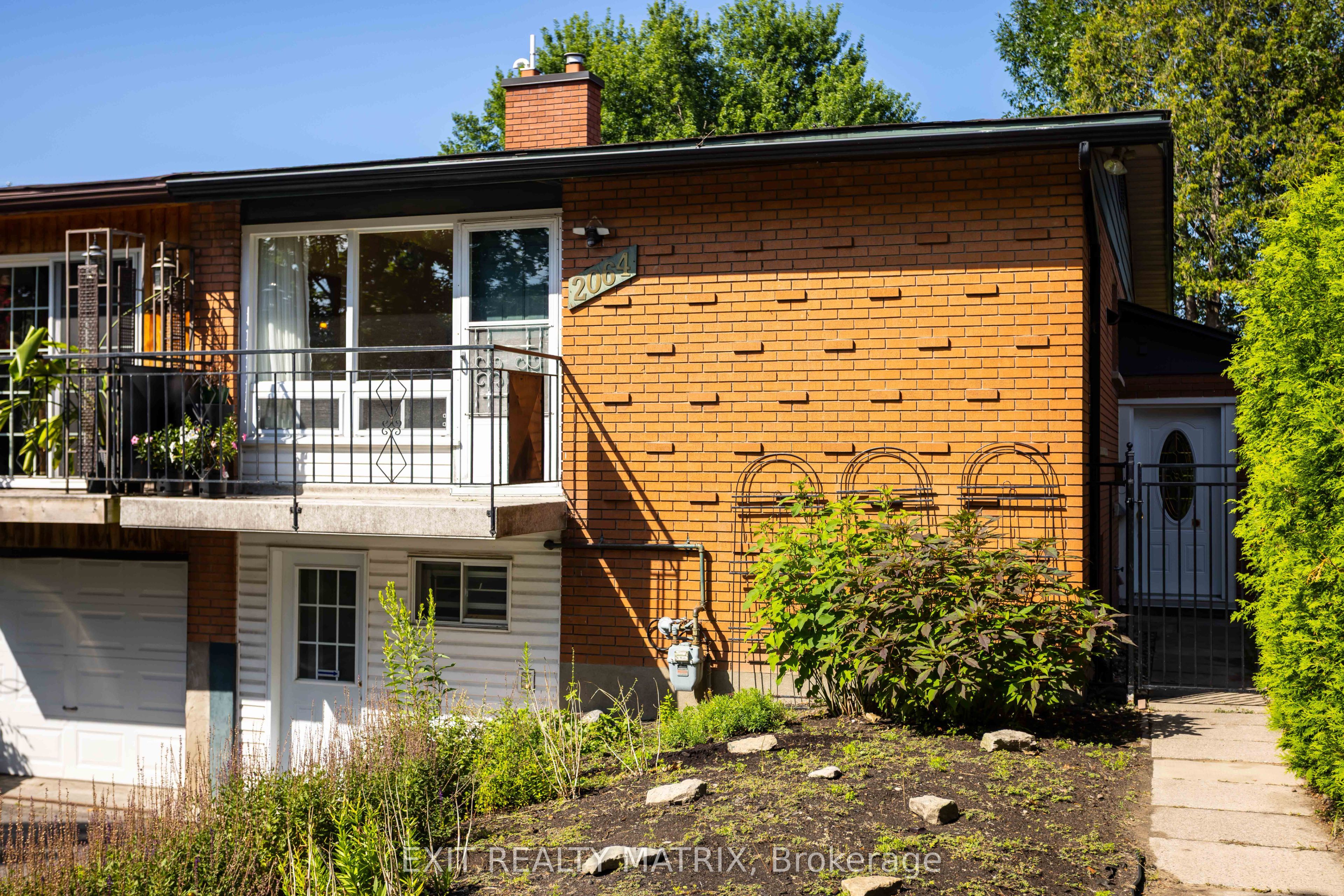 2064 St Laurent Boulevard Property Photo 1