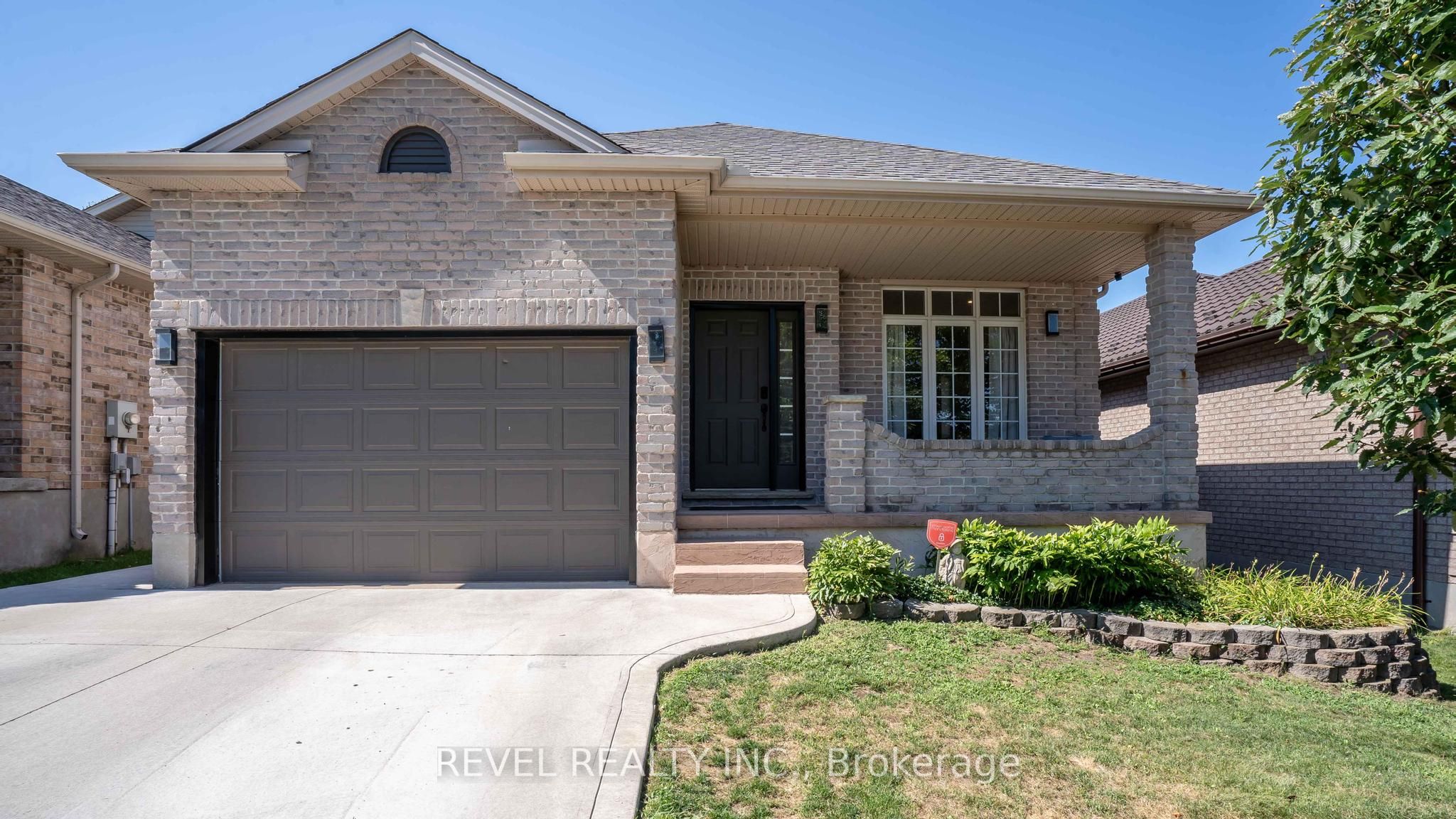 857 Cresthaven Crescent Property Photo 1