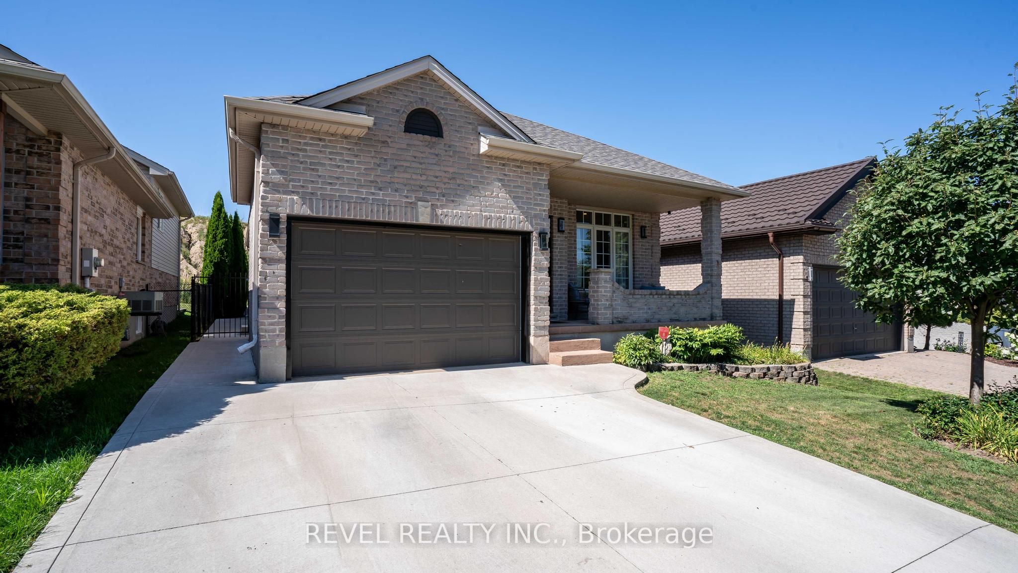 857 Cresthaven Crescent Property Photo 2