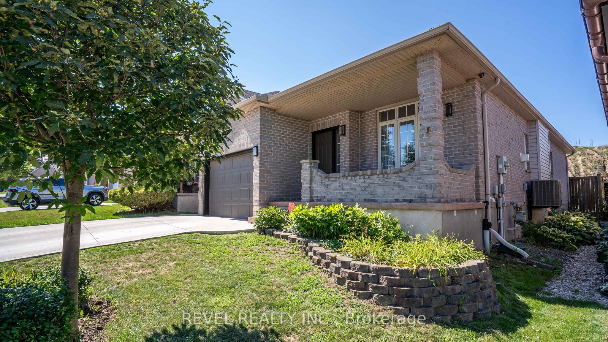 857 Cresthaven Crescent Property Photo 3