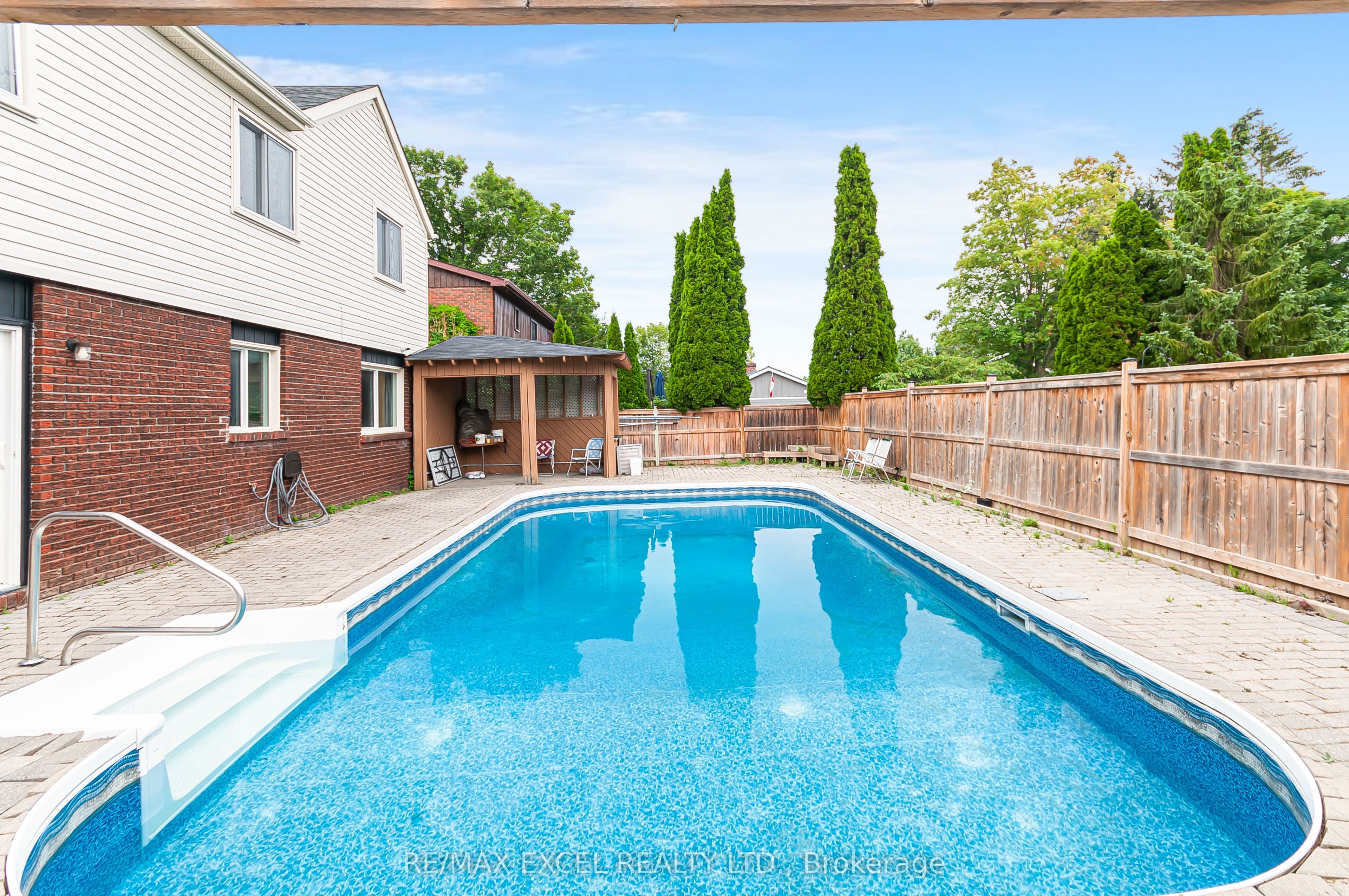 218 Angeline Street N Property Photo 6