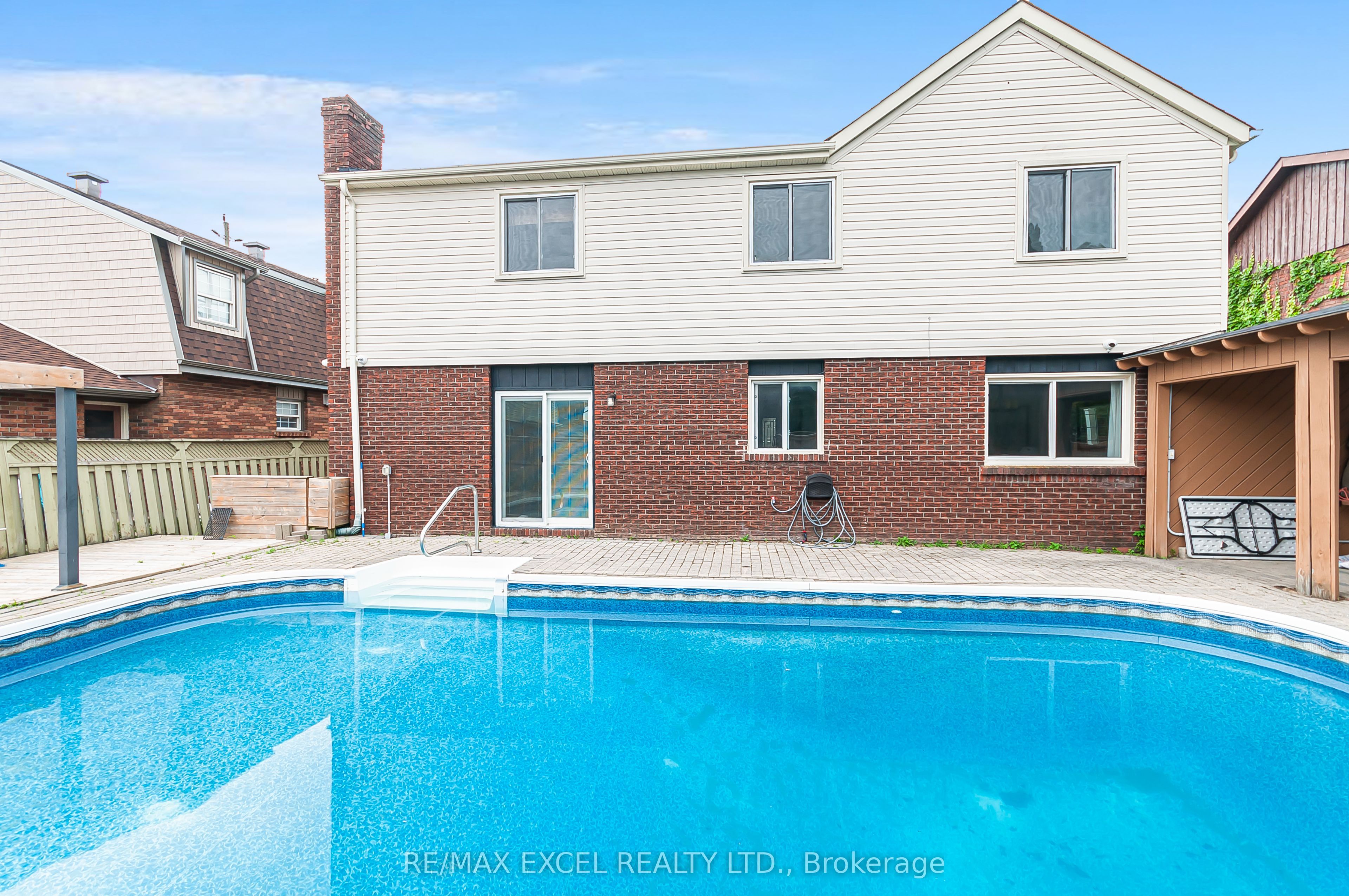 218 Angeline Street N Property Photo 7