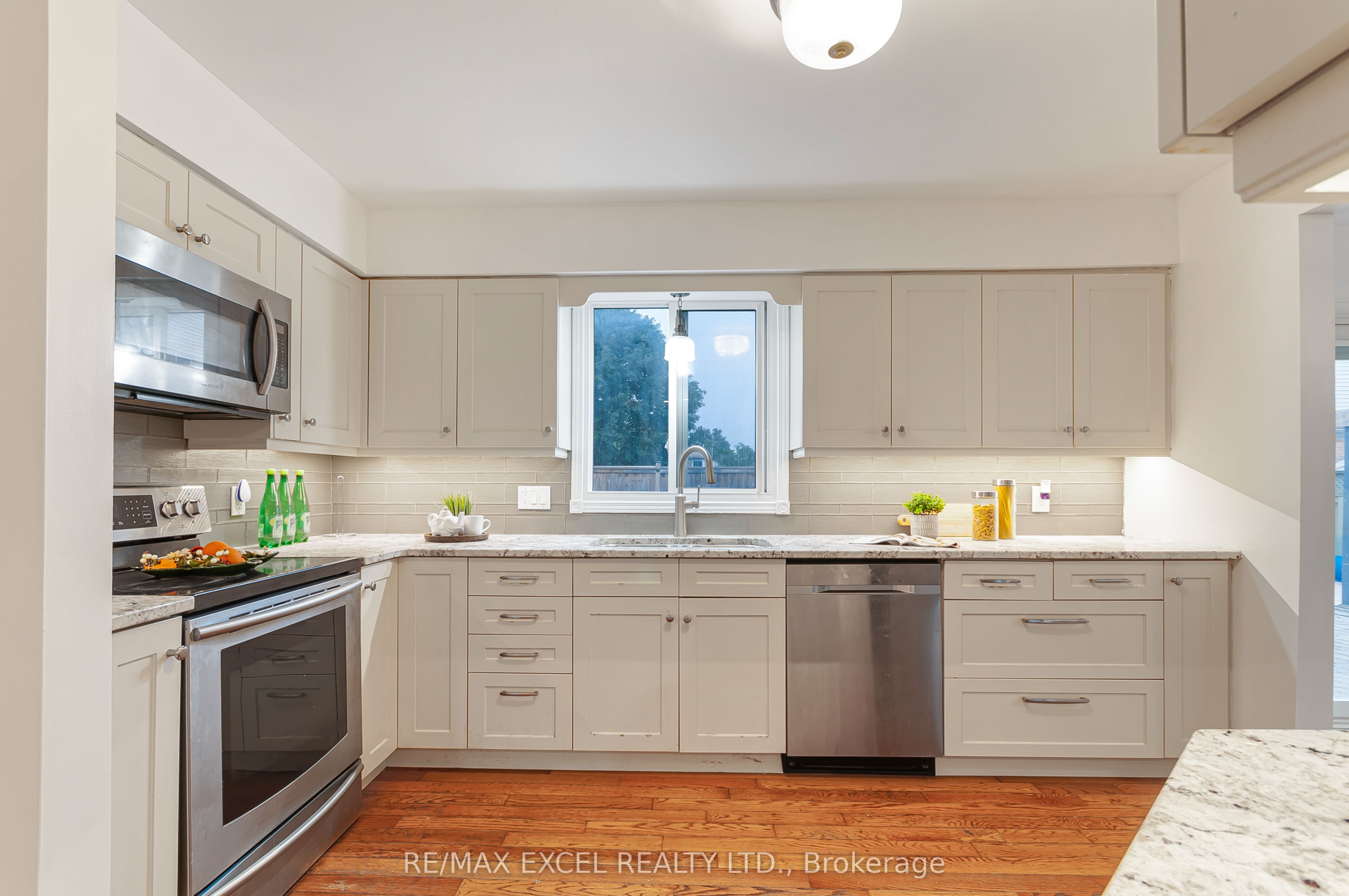 218 Angeline Street N Property Photo 37