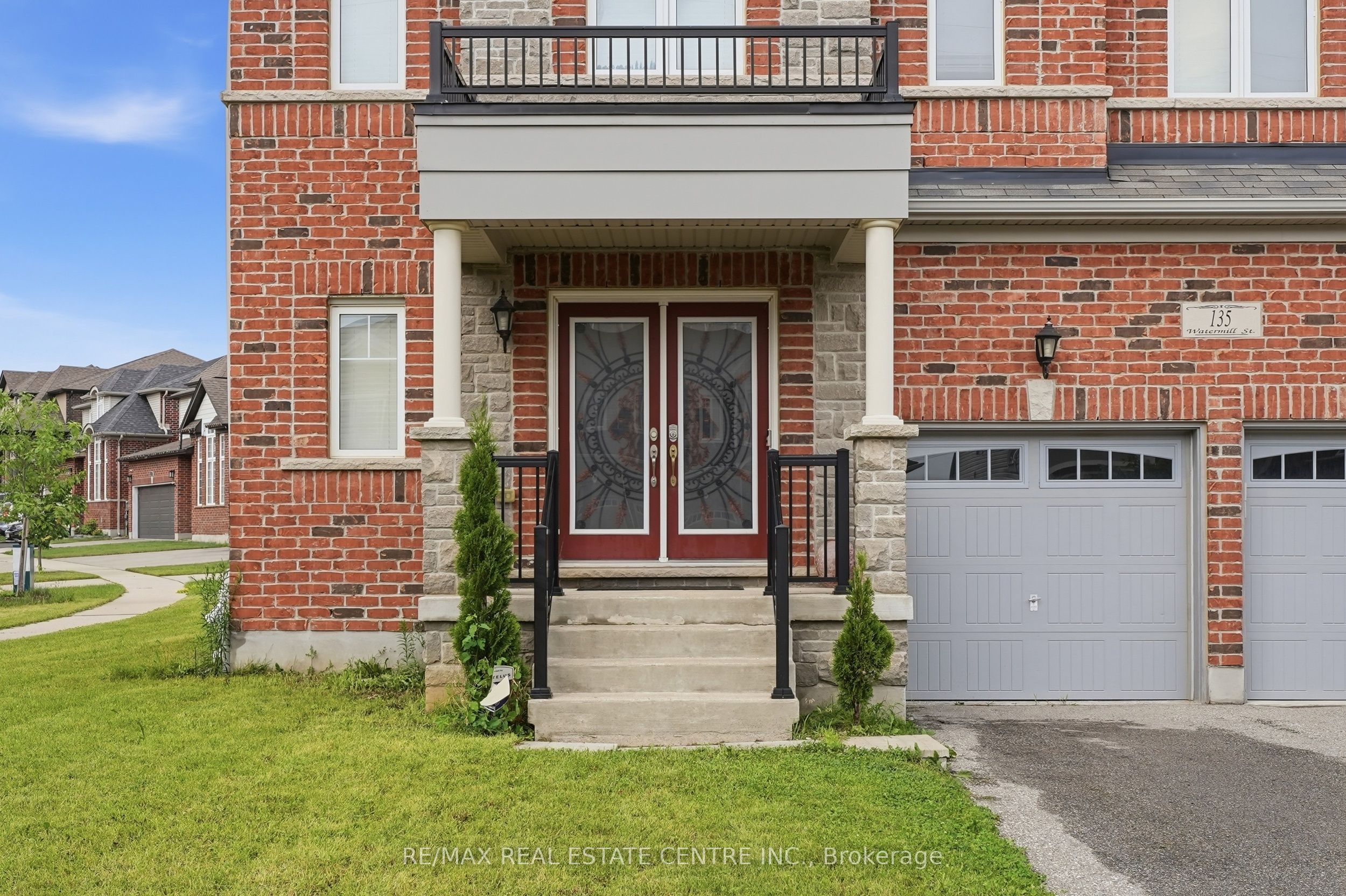 135 Watermill Street Property Photo 4