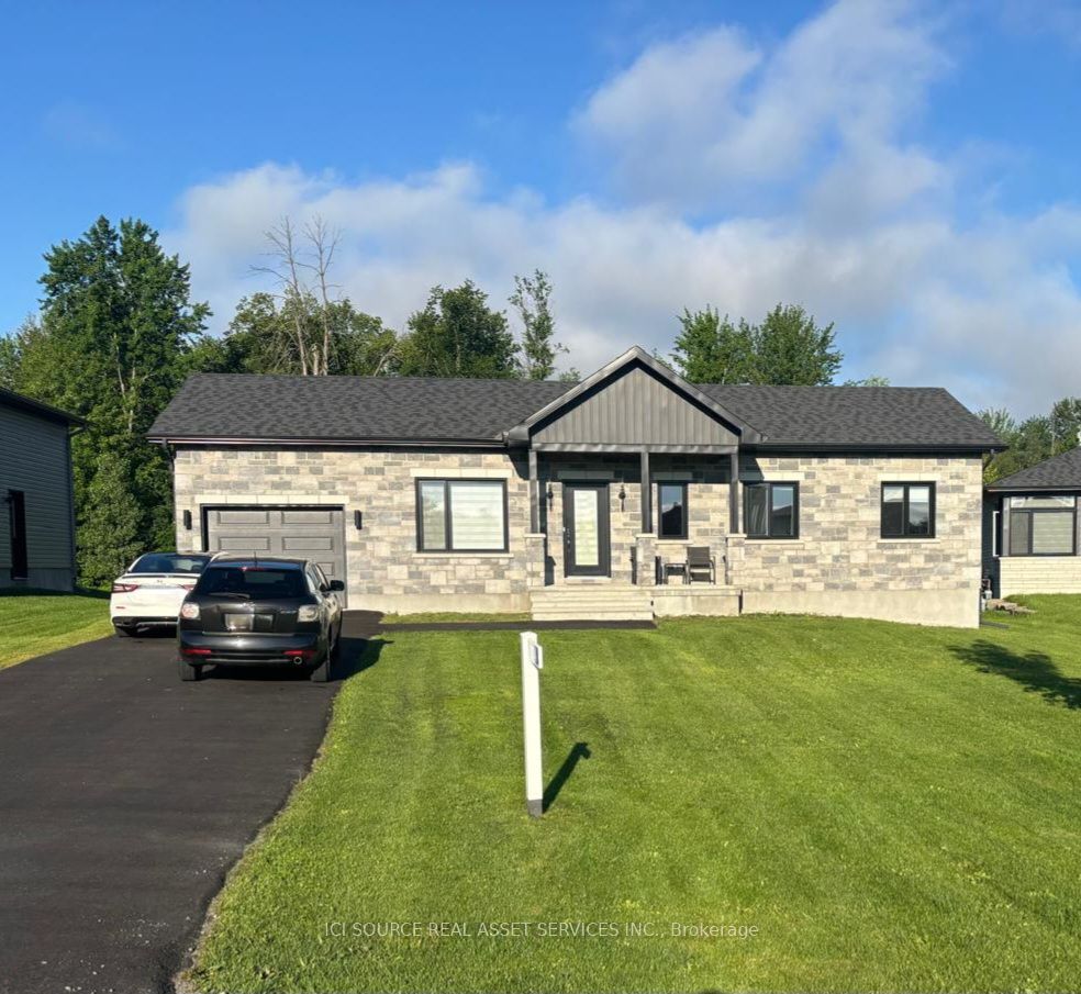 274 Roxanne Street Property Photo 1