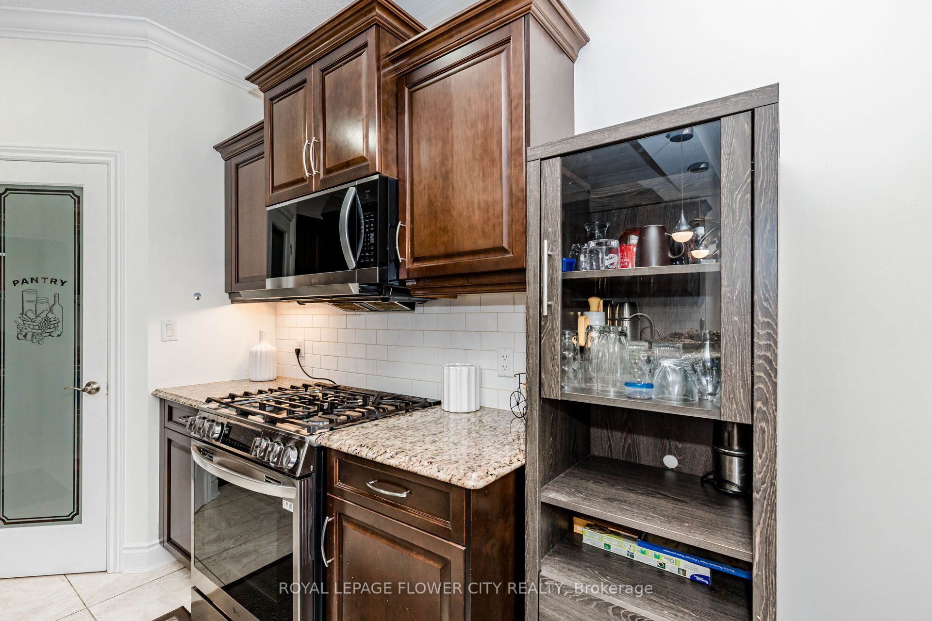 1937 Jubilee Crescent Property Photo 12