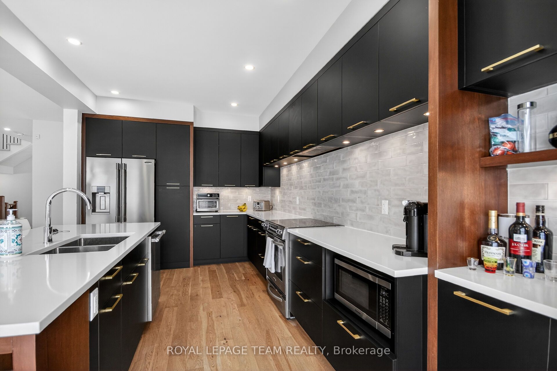 988 Beckton Heights Property Photo 3