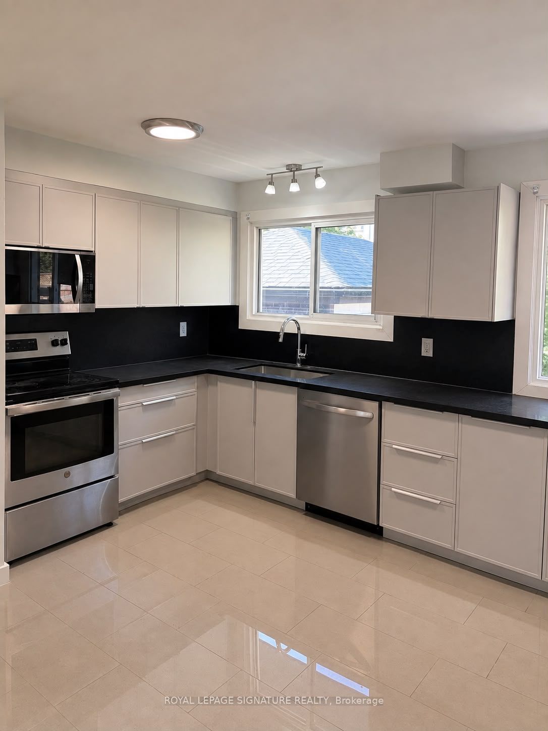 9 Fieldway Drive Upper Property Photo 2
