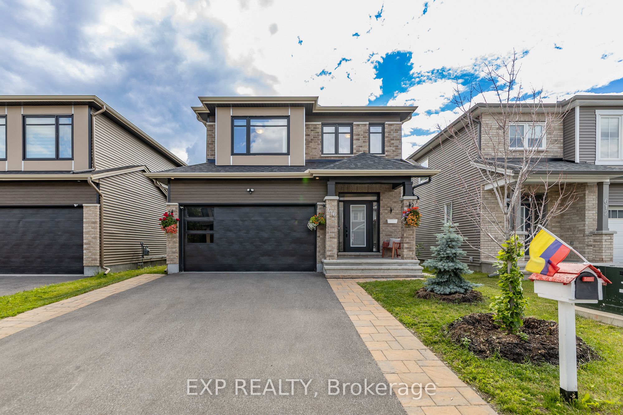 616 Moonflower Crescent Property Photo 1