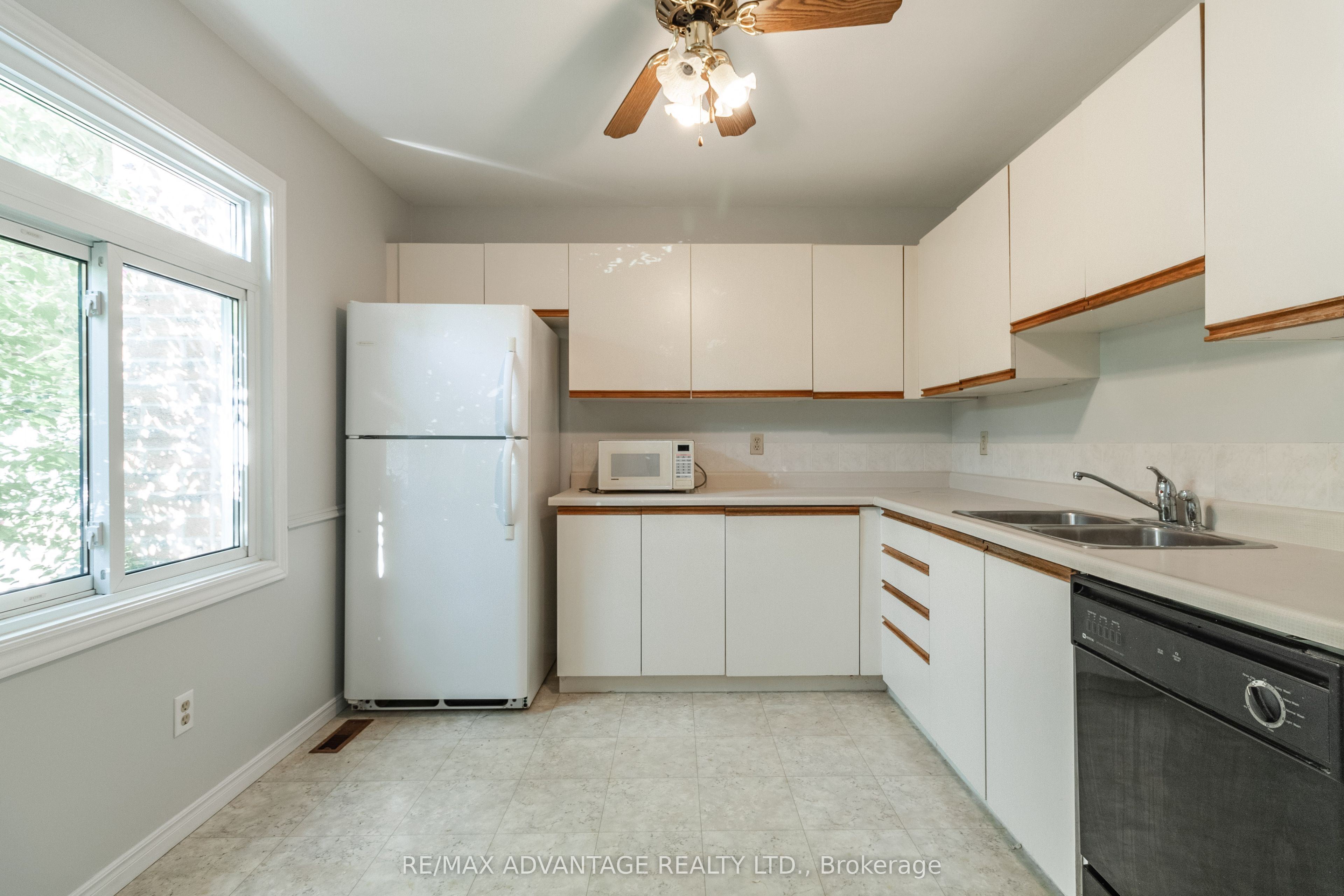 1294 Byron Baseline Road W 4 Property Photo 3