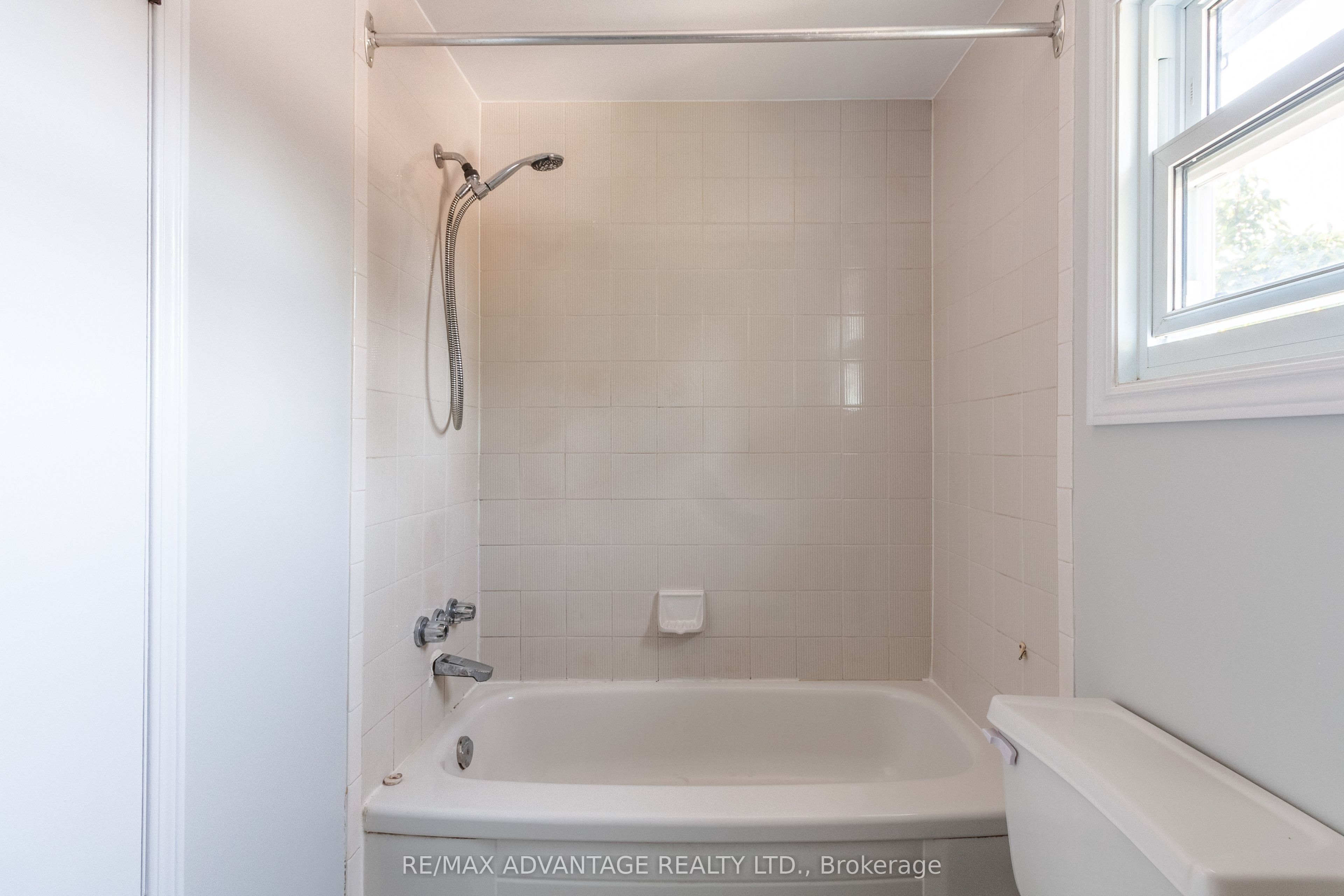 1294 Byron Baseline Road W 4 Property Photo 24