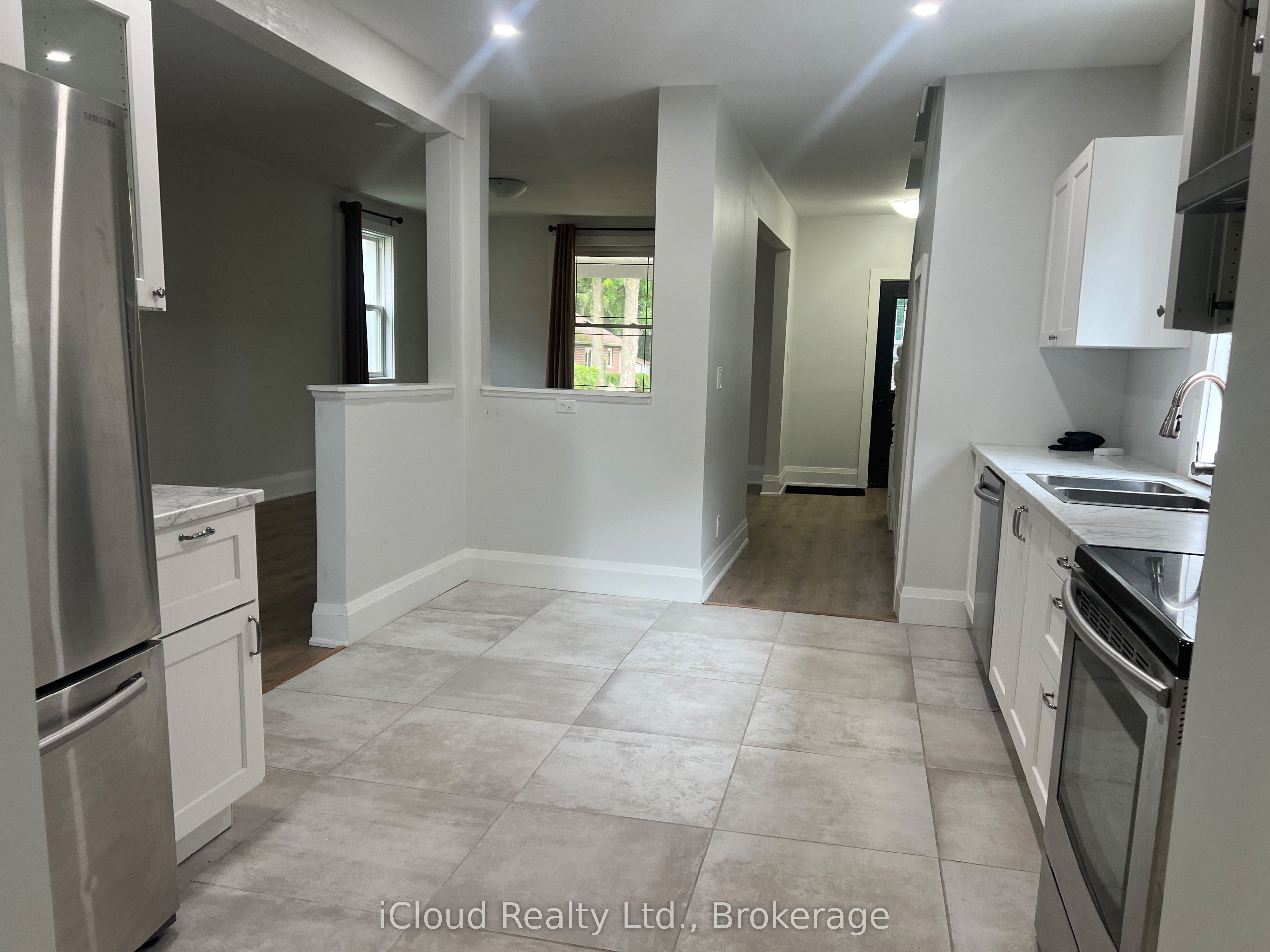 71 Osprey Street S Property Photo 6