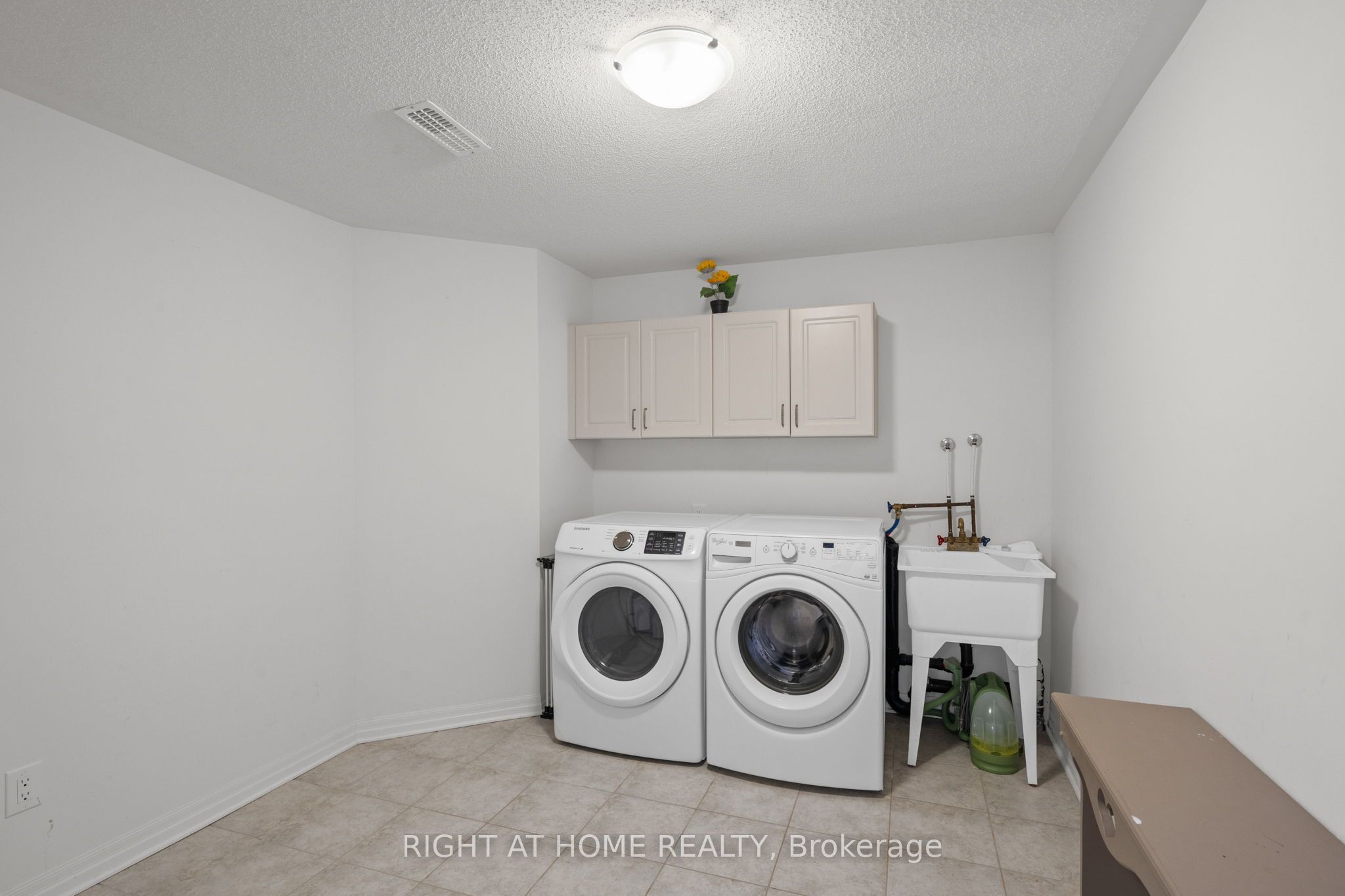 525 Peerless Street Property Photo 35