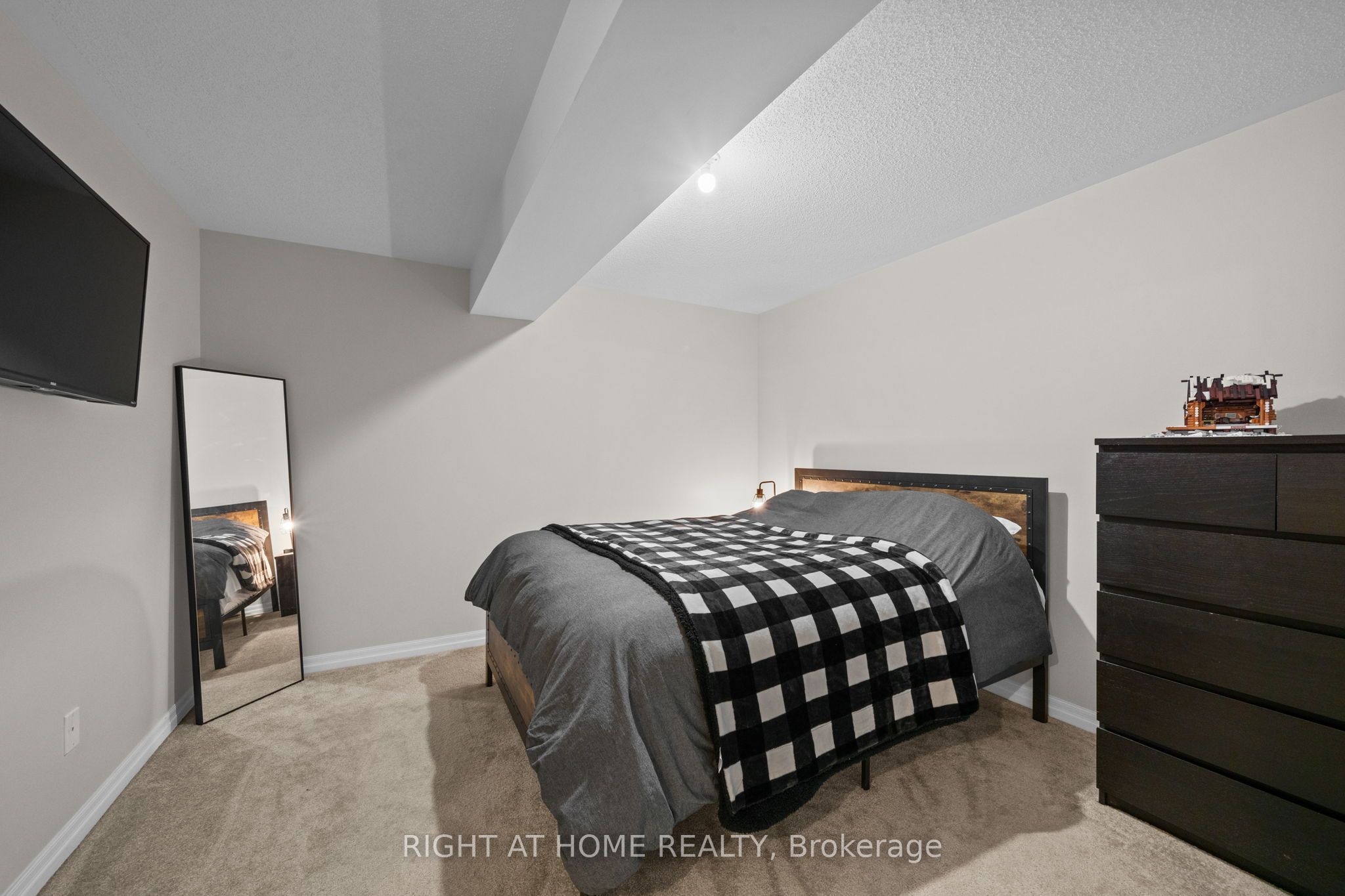 525 Peerless Street Property Photo 37