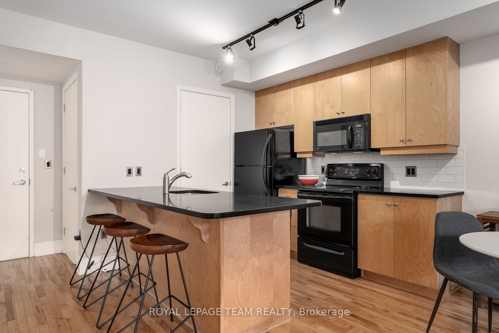 457 Mcleod Street 101 Property Photo 6