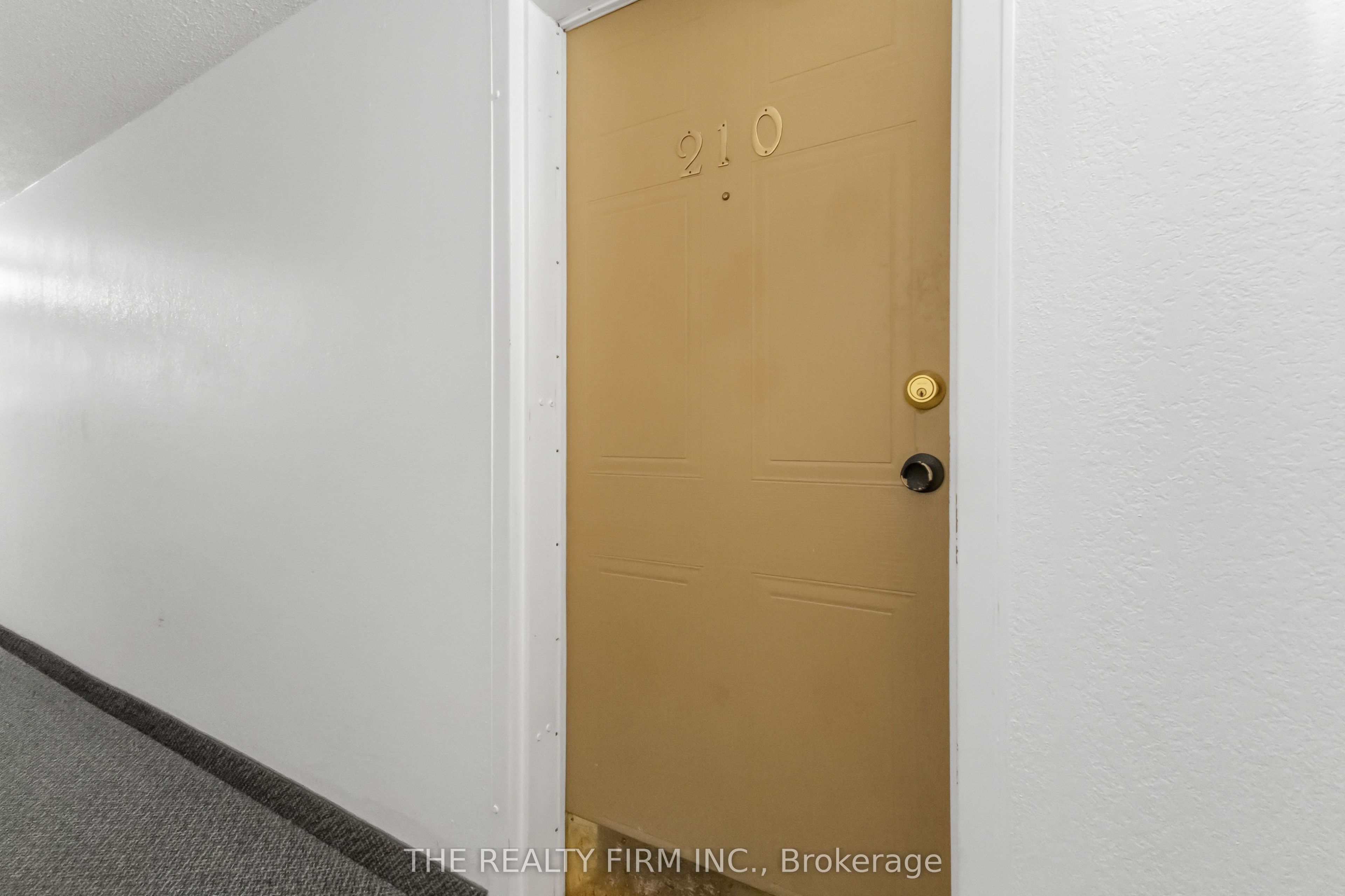 733 Deveron Crescent 210 Property Photo 3