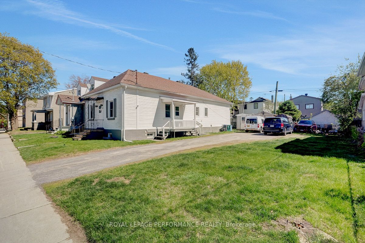 228 Carillon Street Property Photo 6