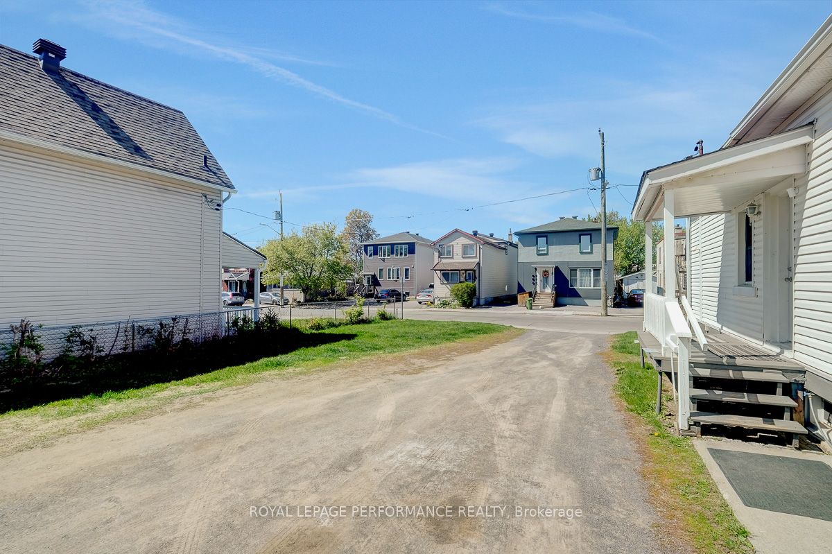 228 Carillon Street Property Photo 21