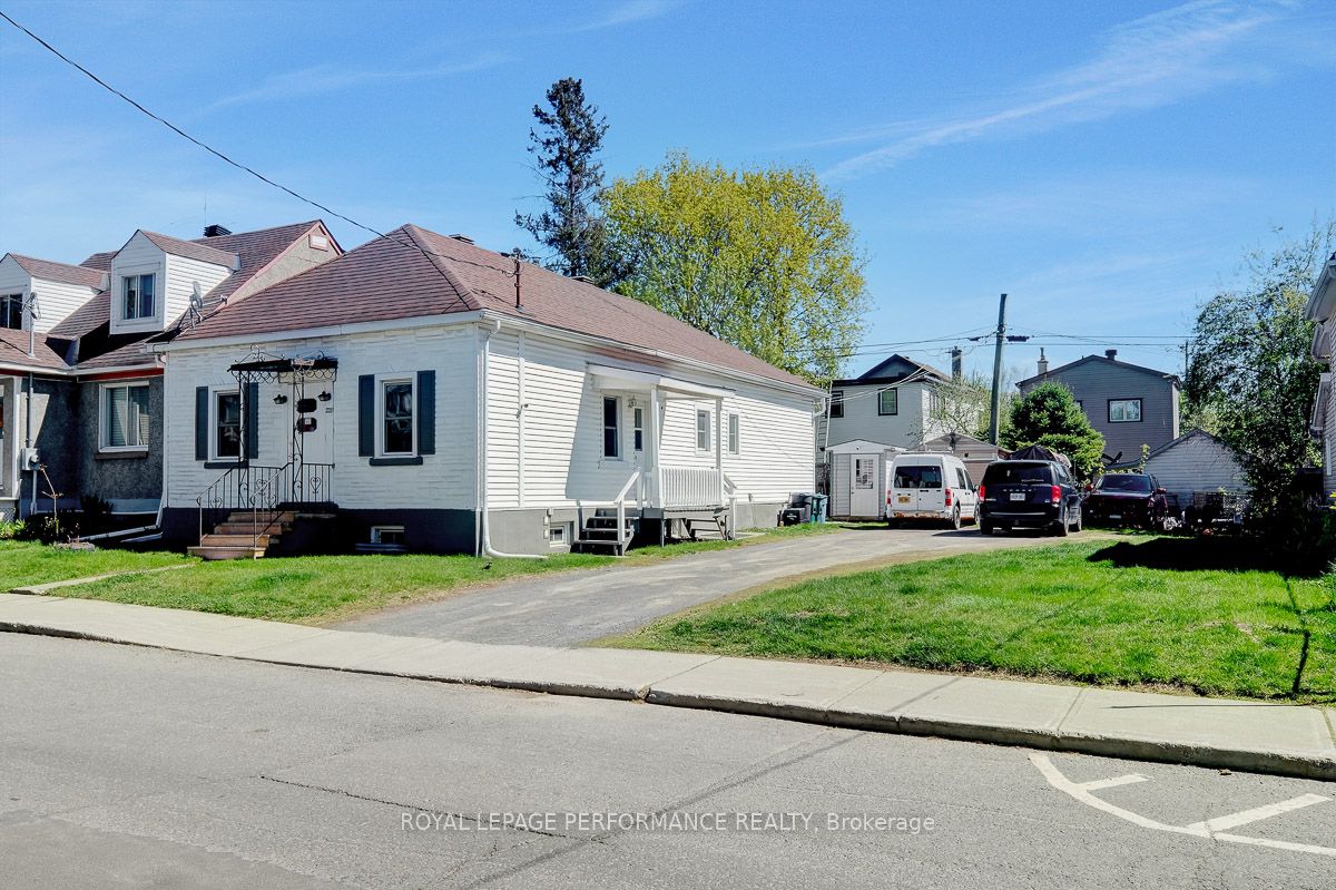 228 Carillon Street Property Photo 3