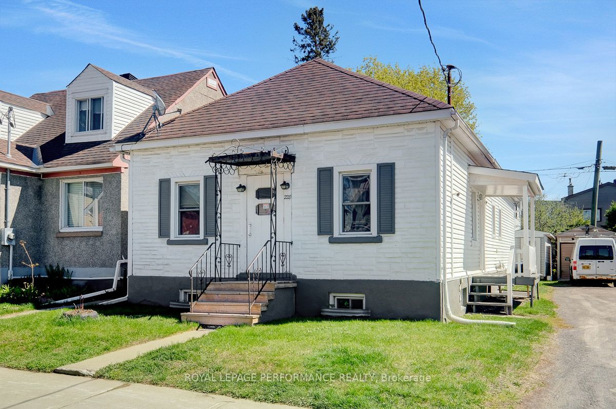 228 Carillon Street Property Photo 7