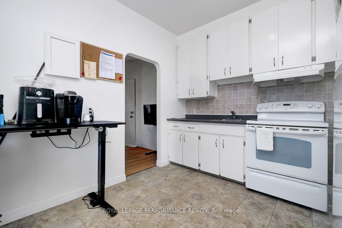 228 Carillon Street Property Photo 9