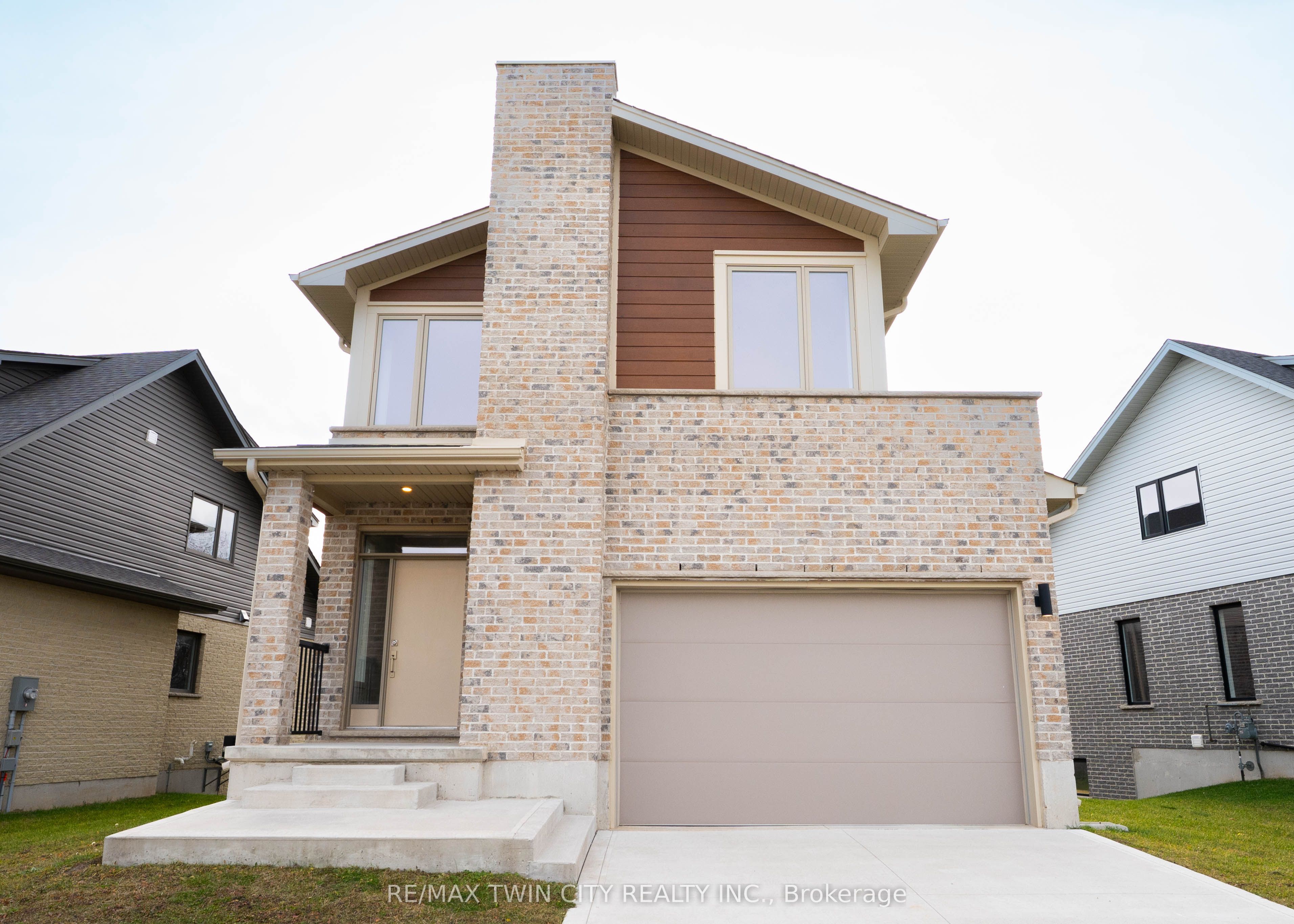2092 Evans Crescent Property Photo 1