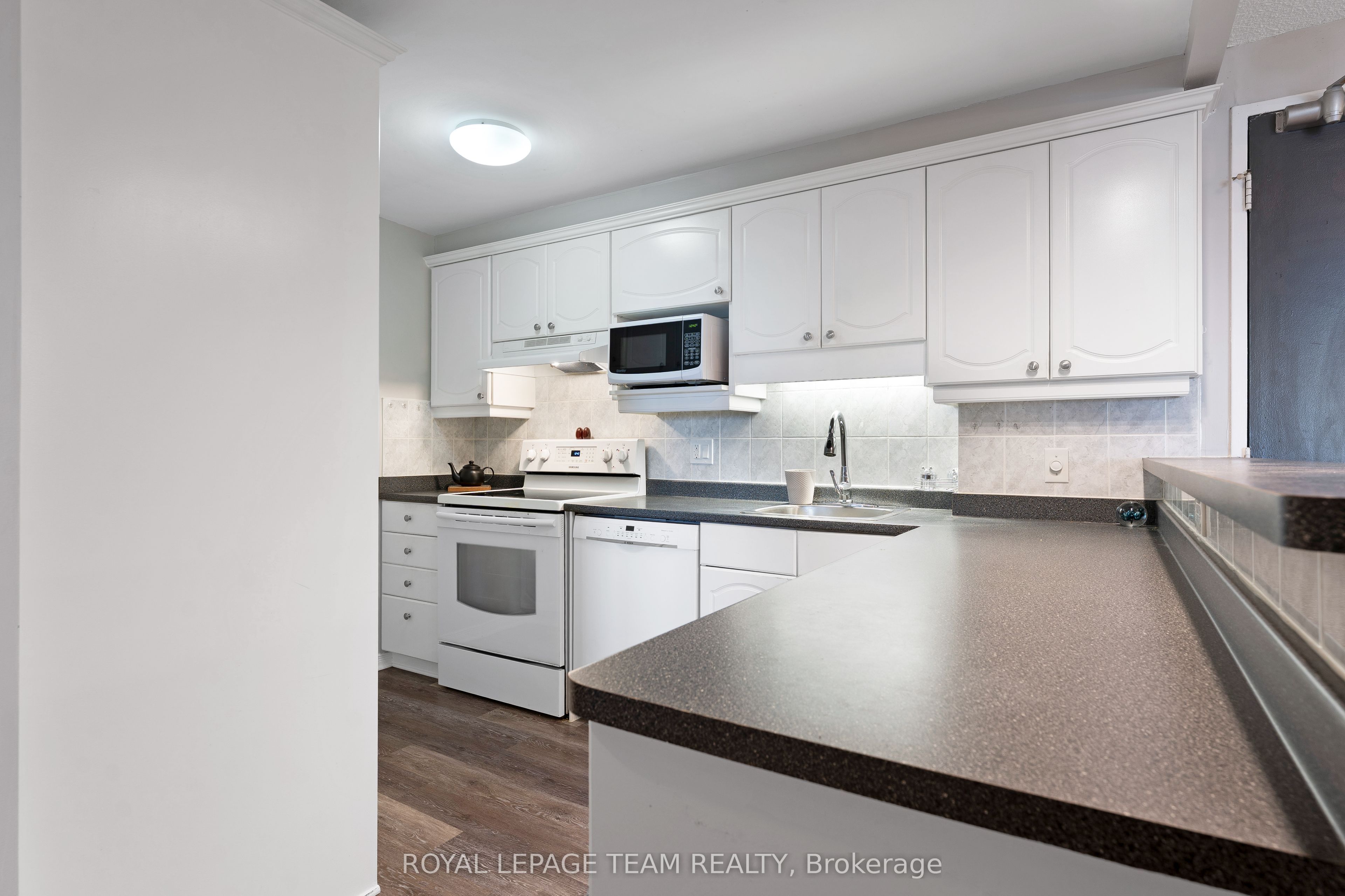 415 Greenview Avenue 1402 Property Photo 11