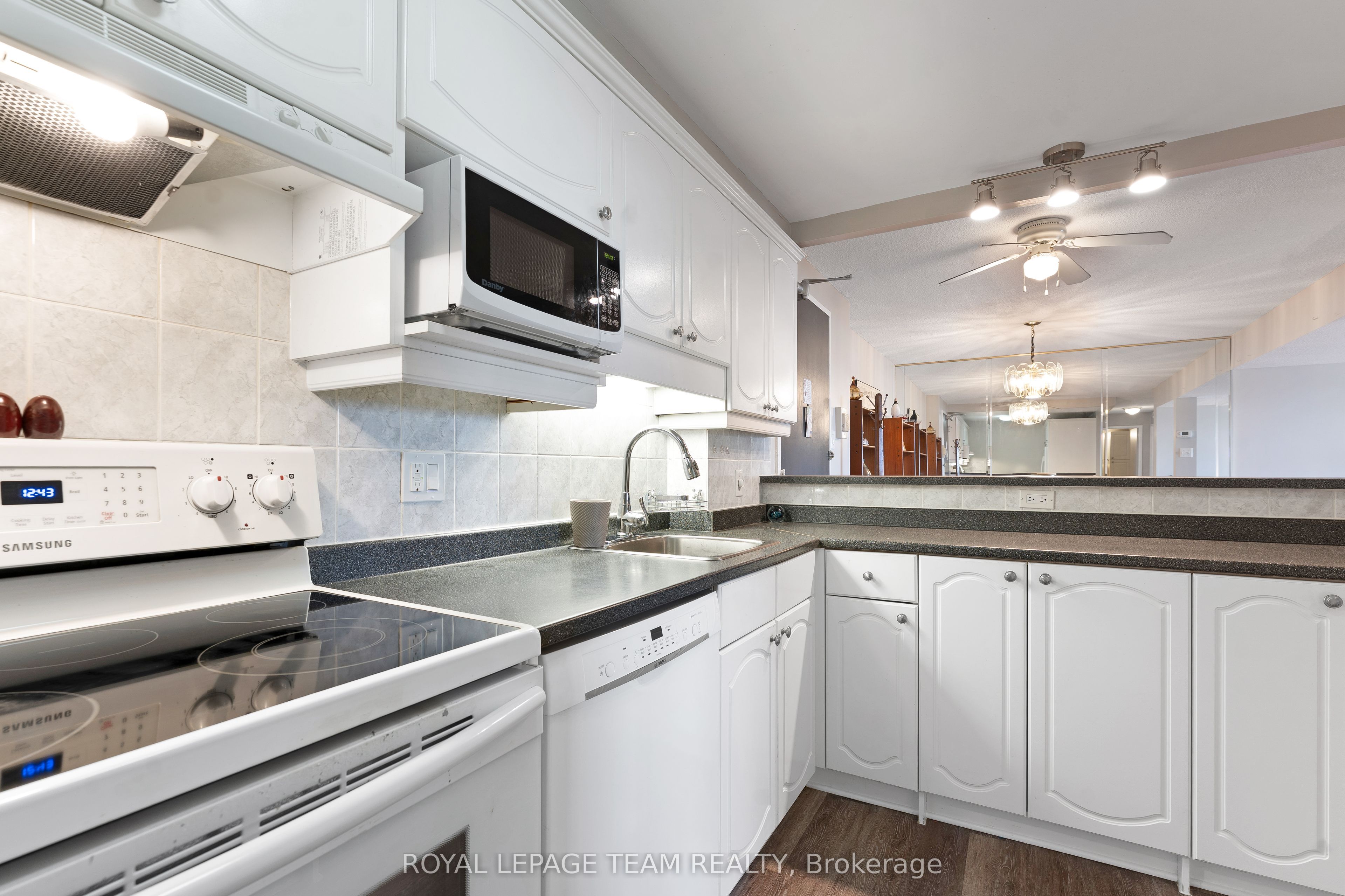 415 Greenview Avenue 1402 Property Photo 13