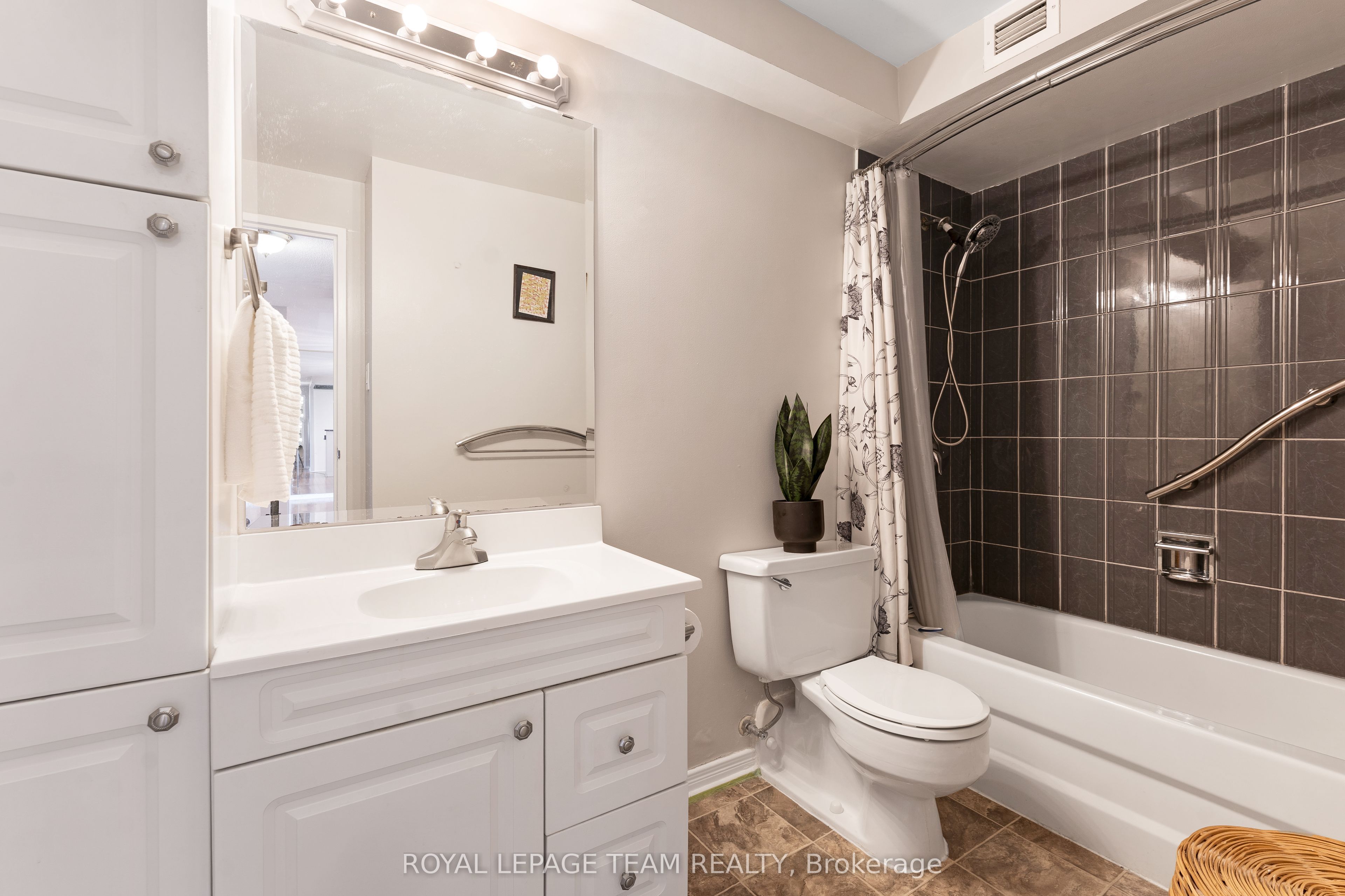 415 Greenview Avenue 1402 Property Photo 17