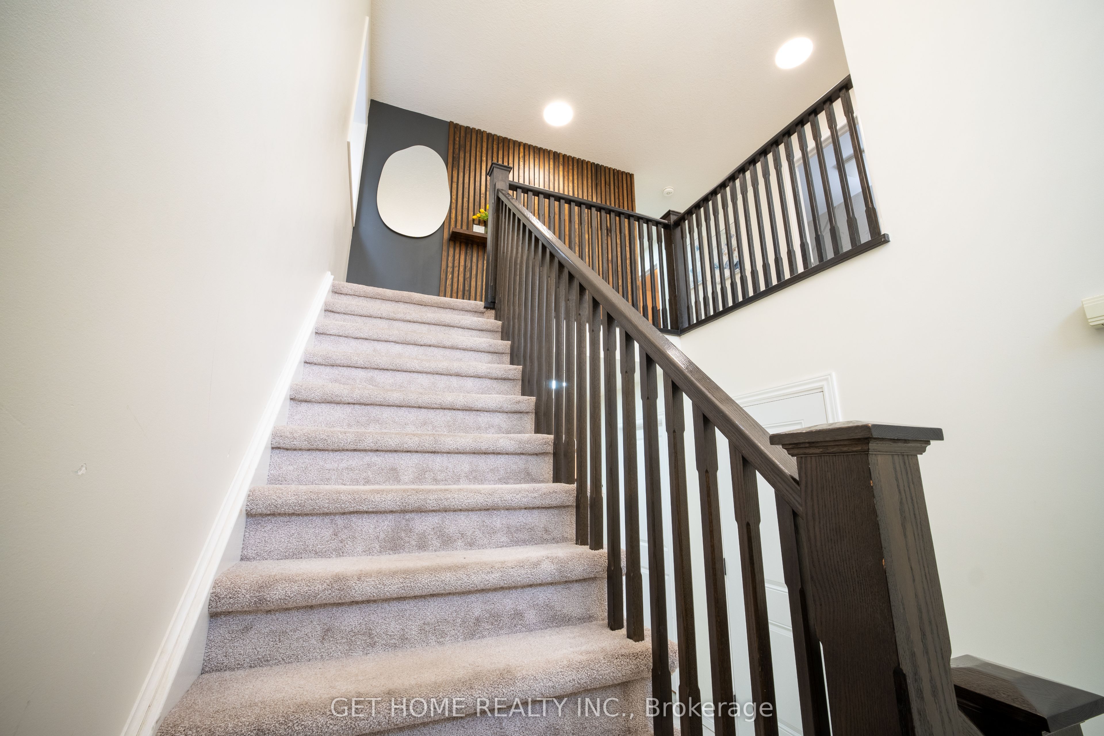 541 Starwood Drive Upper Property Photo 13