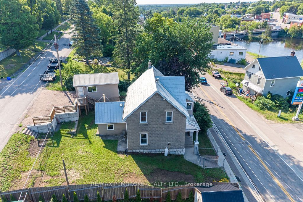 131 Bonnechere Street W Property Photo 1