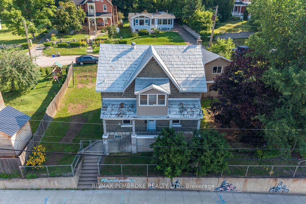 131 Bonnechere Street W Property Photo 2