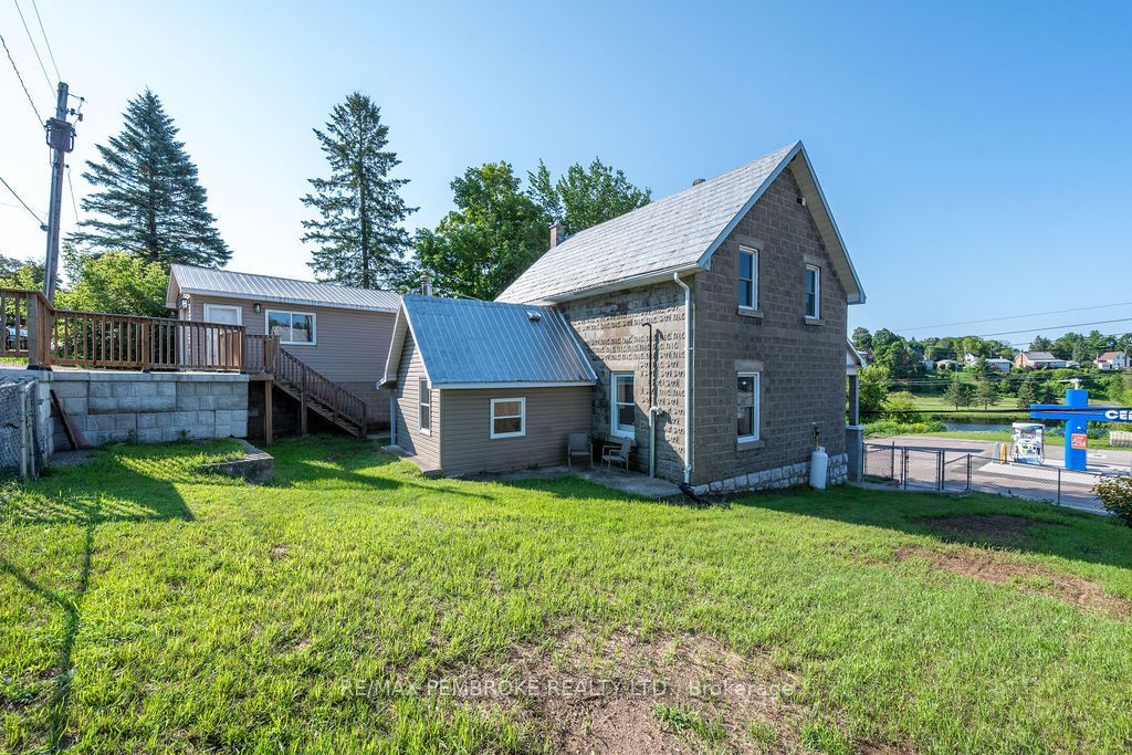 131 Bonnechere Street W Property Photo 3