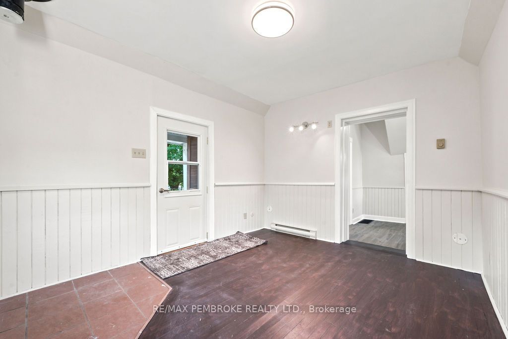 131 Bonnechere Street W Property Photo 5