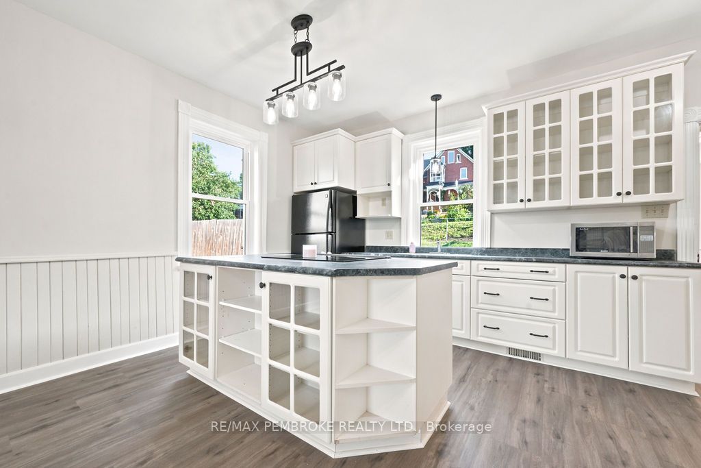 131 Bonnechere Street W Property Photo 6
