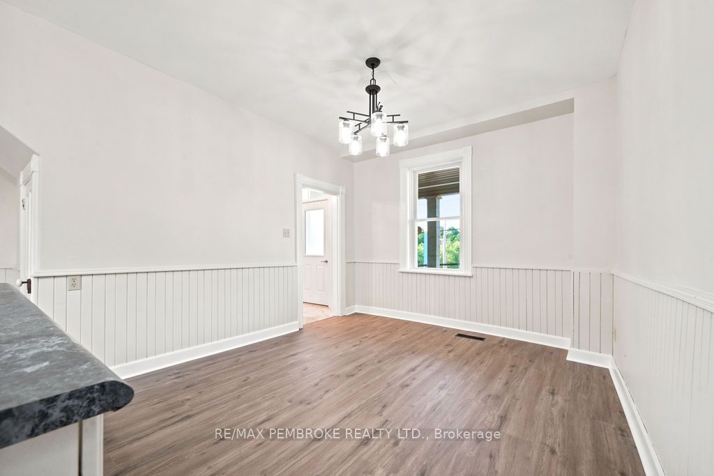 131 Bonnechere Street W Property Photo 10