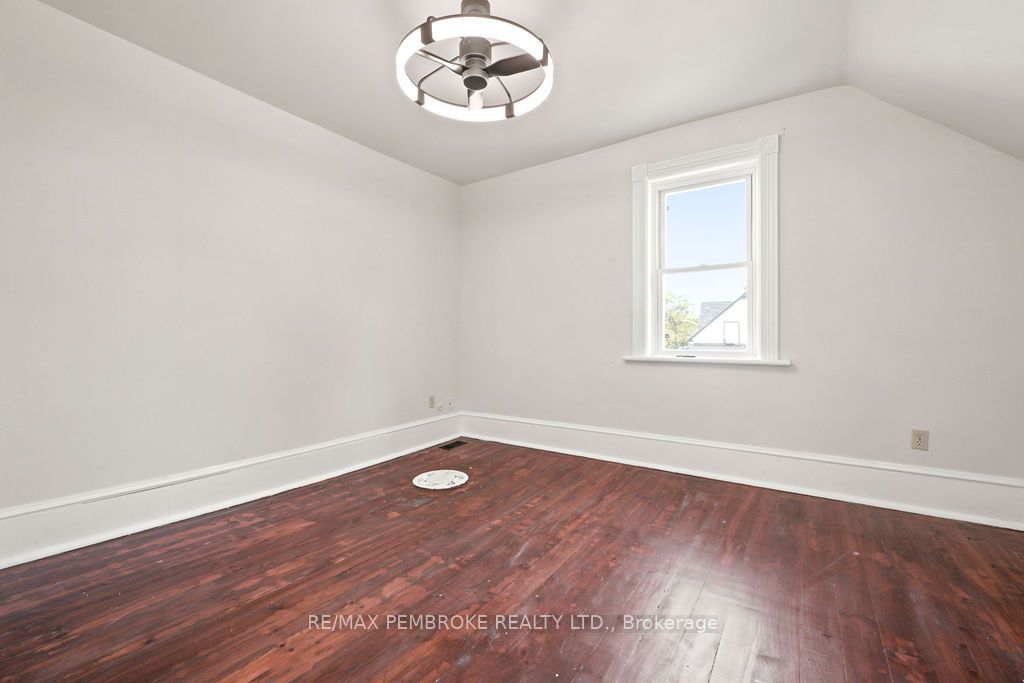 131 Bonnechere Street W Property Photo 13